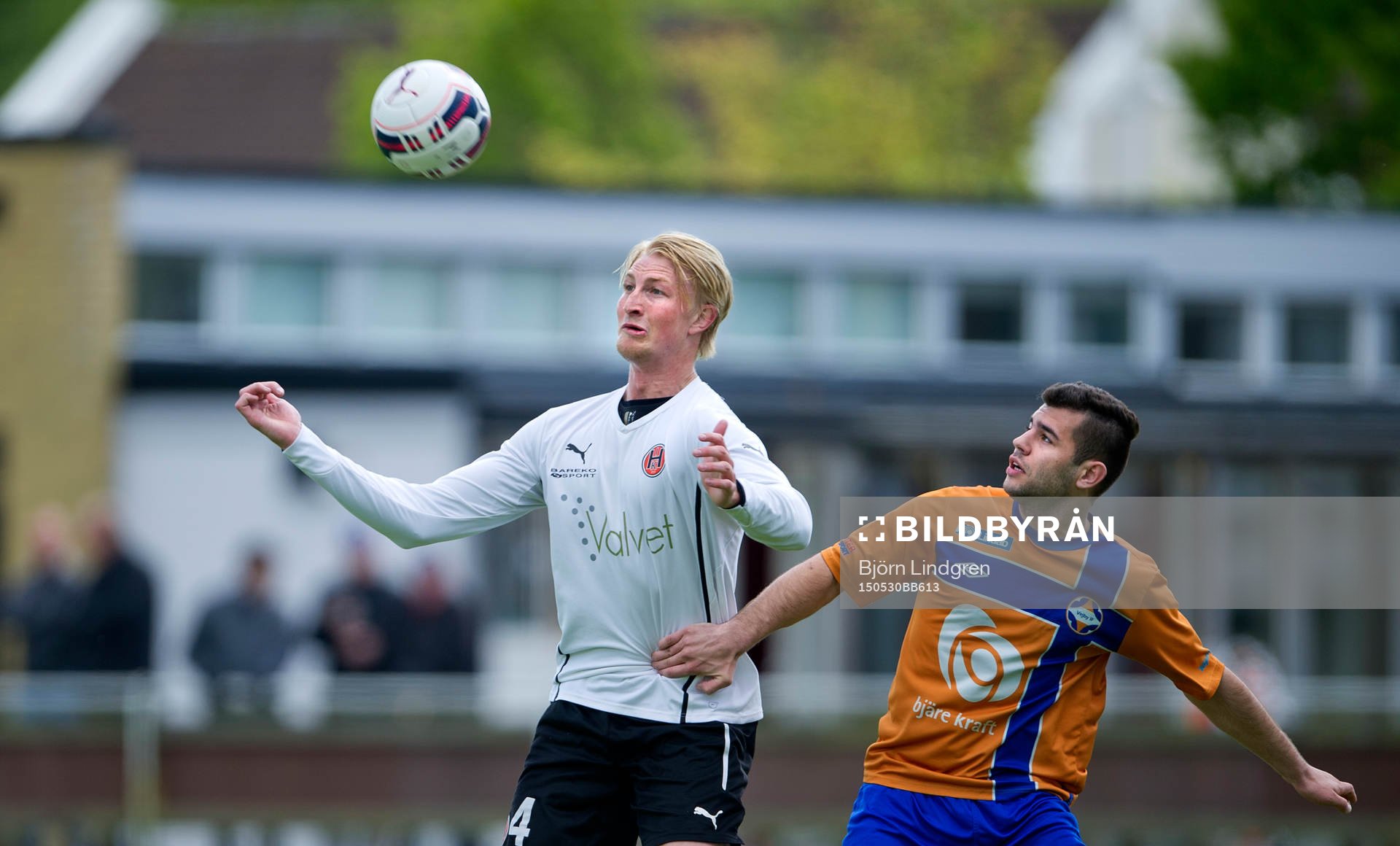 Hittarps Viktor Wihlstrand mot Vejbys Albin Subasic under en fotbollsmatch i Division 3 mellan Hittarp och Vejby den 30 maj 2015 i Helsingborg.