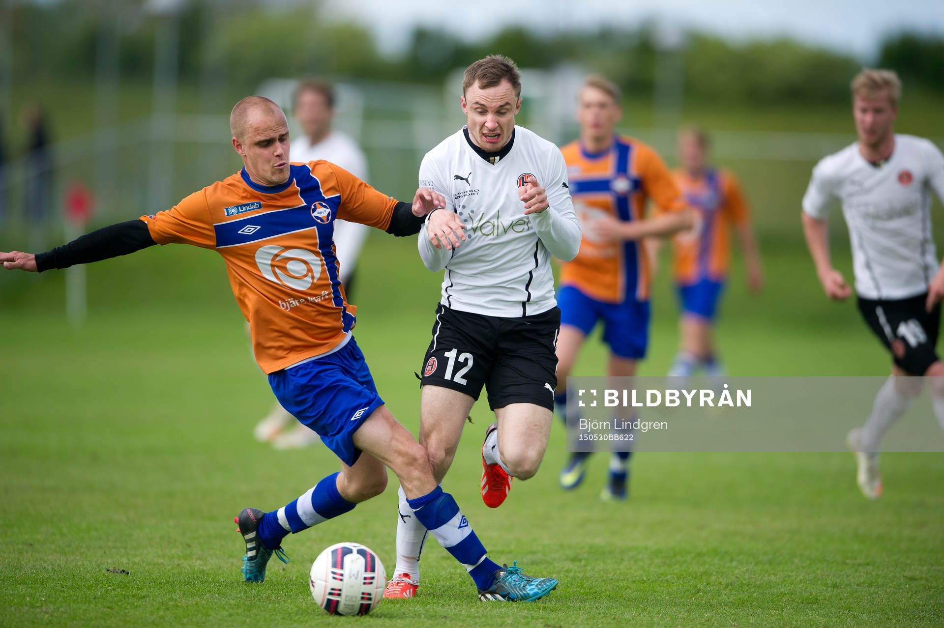 Vejbys Mattias Wulff mot Hittarps Andre Kopfinger under en fotbollsmatch i Division 3 mellan Hittarp och Vejby den 30 maj 2015 i Helsingborg.
