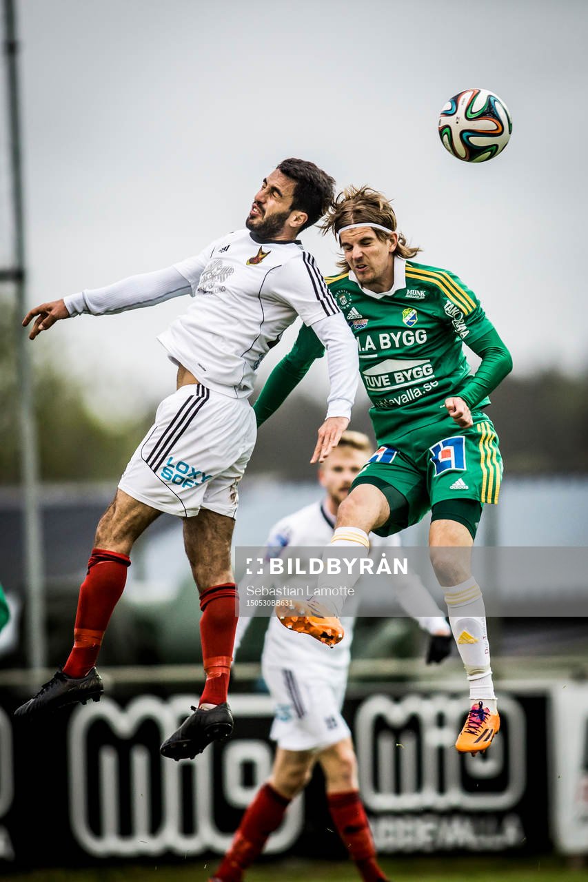 Östersunds Brwa Hekmat Nouri i duell med Ljungskiles Robin Iglicar under fotbollsmatchen i Superettan mellan Ljungskile och Östersund den 30 maj 2015 i Ljungskile.