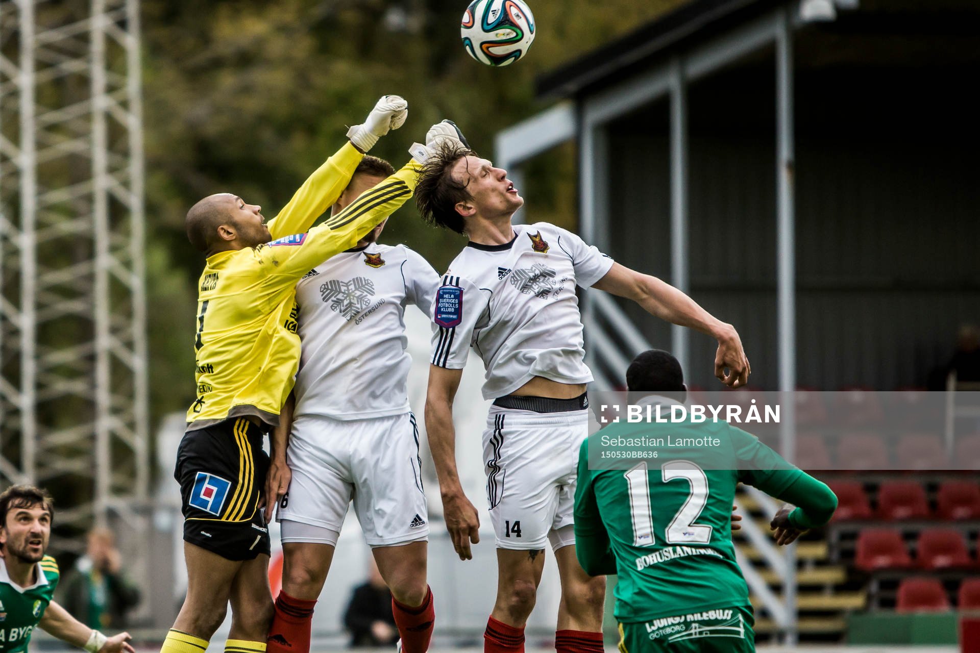 Östersunds målvakt Aly Keita boxar undan en hörna