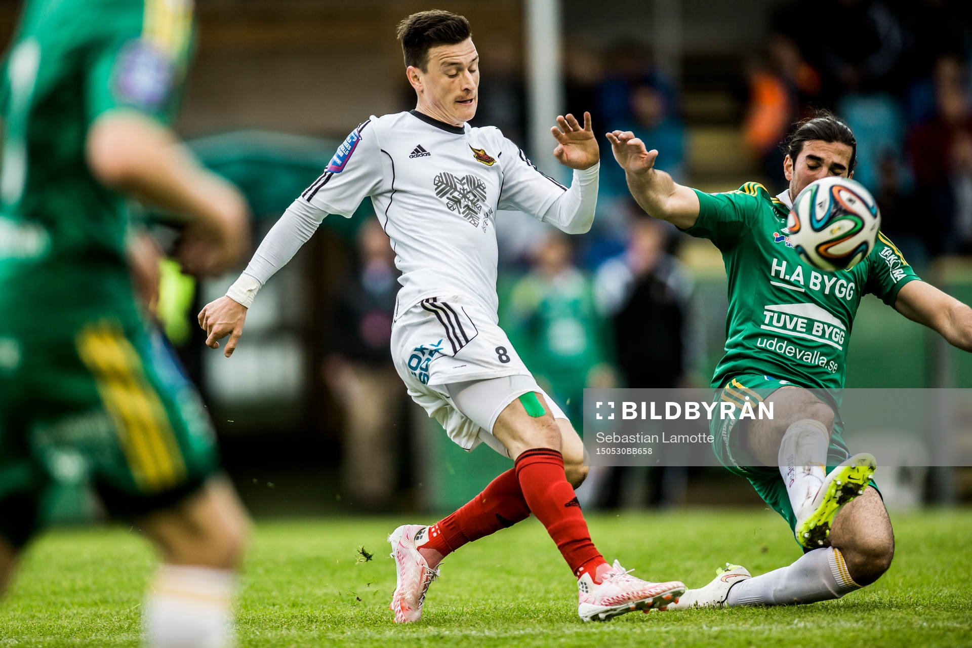 Östersunds Jamie Hopcutt skjuter förbi Ljungskiles Allan