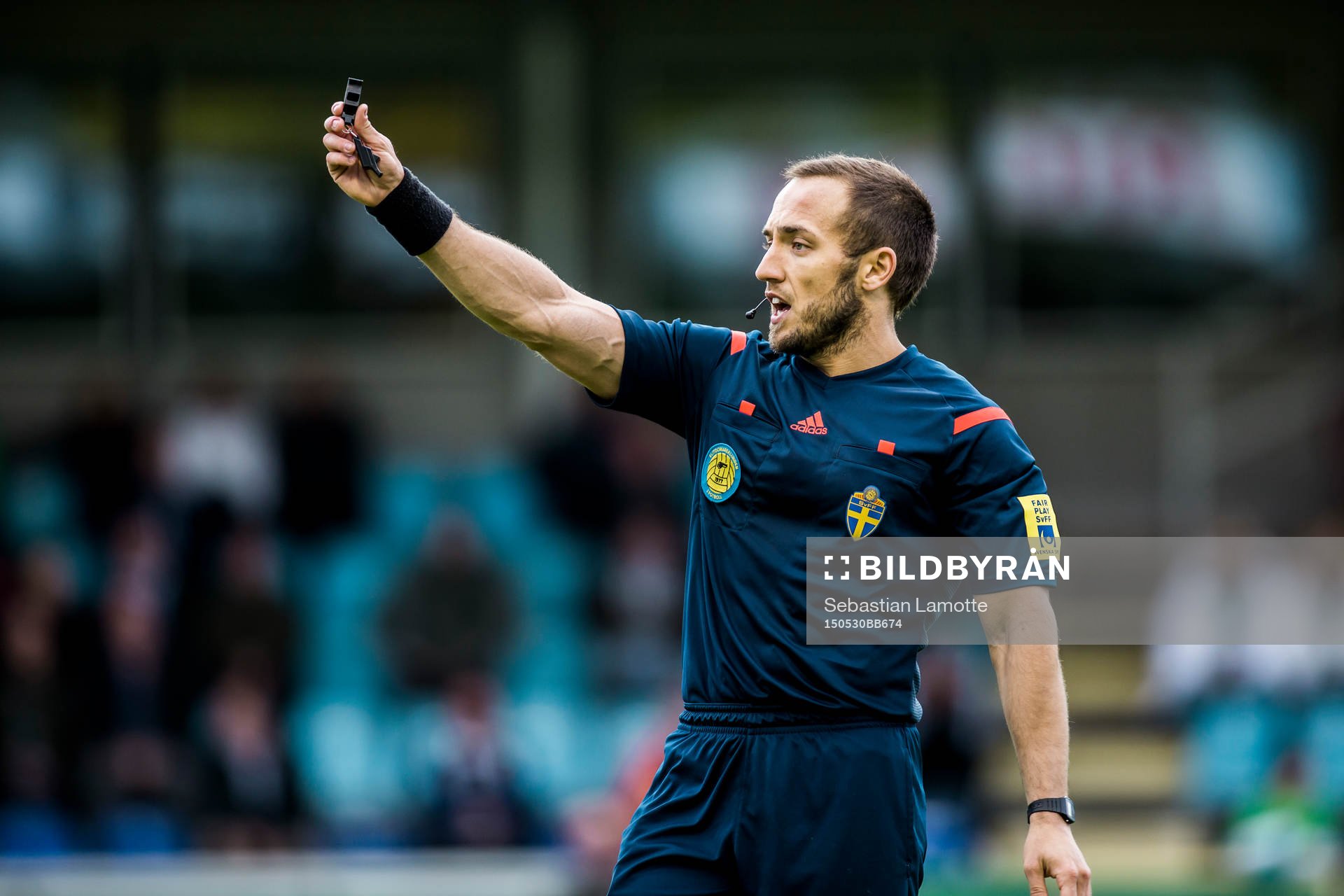  Huvuddomare Kaspar Sjöberg under fotbollsmatchen i Superettan mellan Ljungskile och Östersund  den 30 maj 2015 i Ljungskile.
