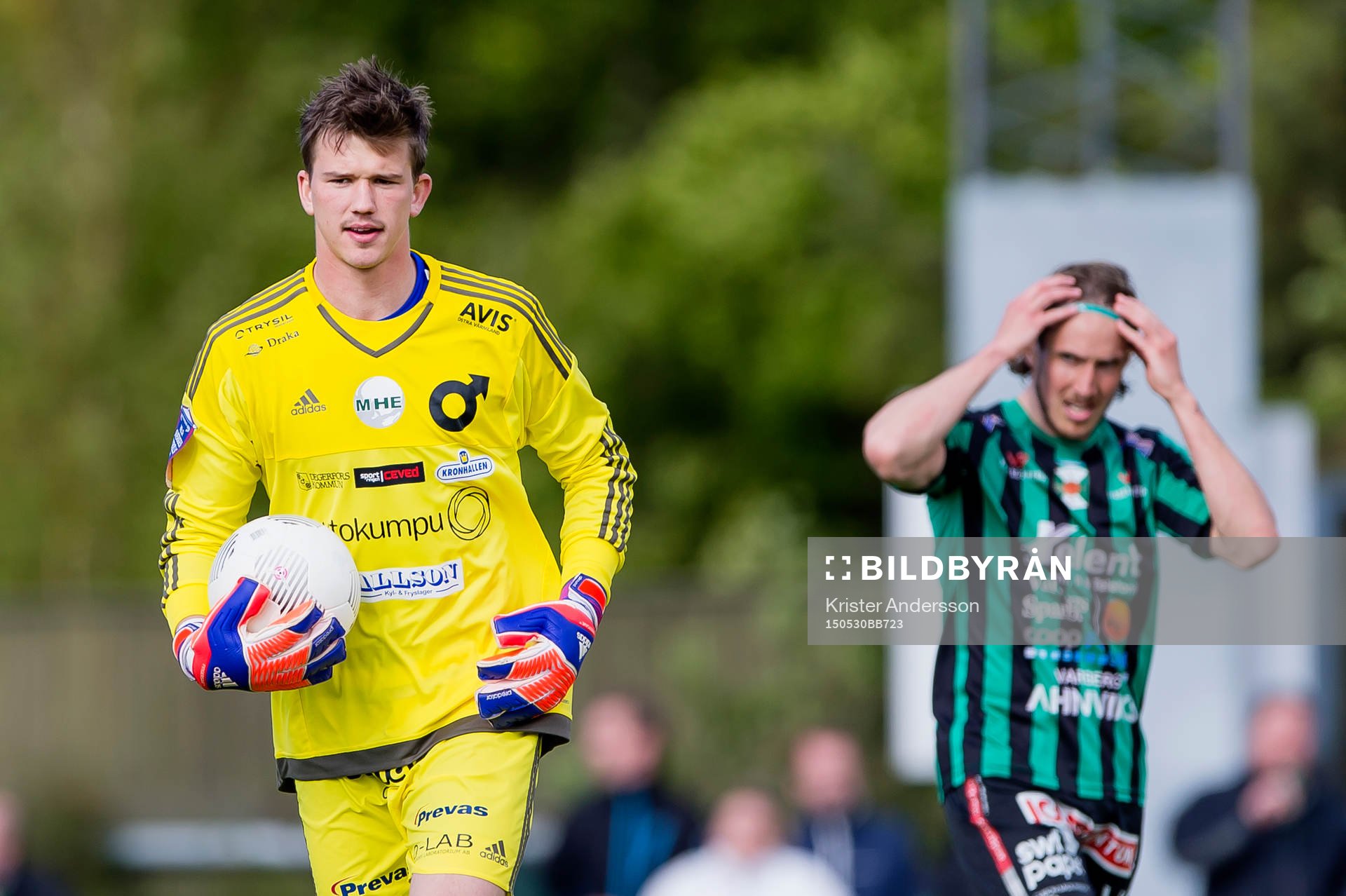 Degerfors målvakt August Strömberg och i bakgrunden