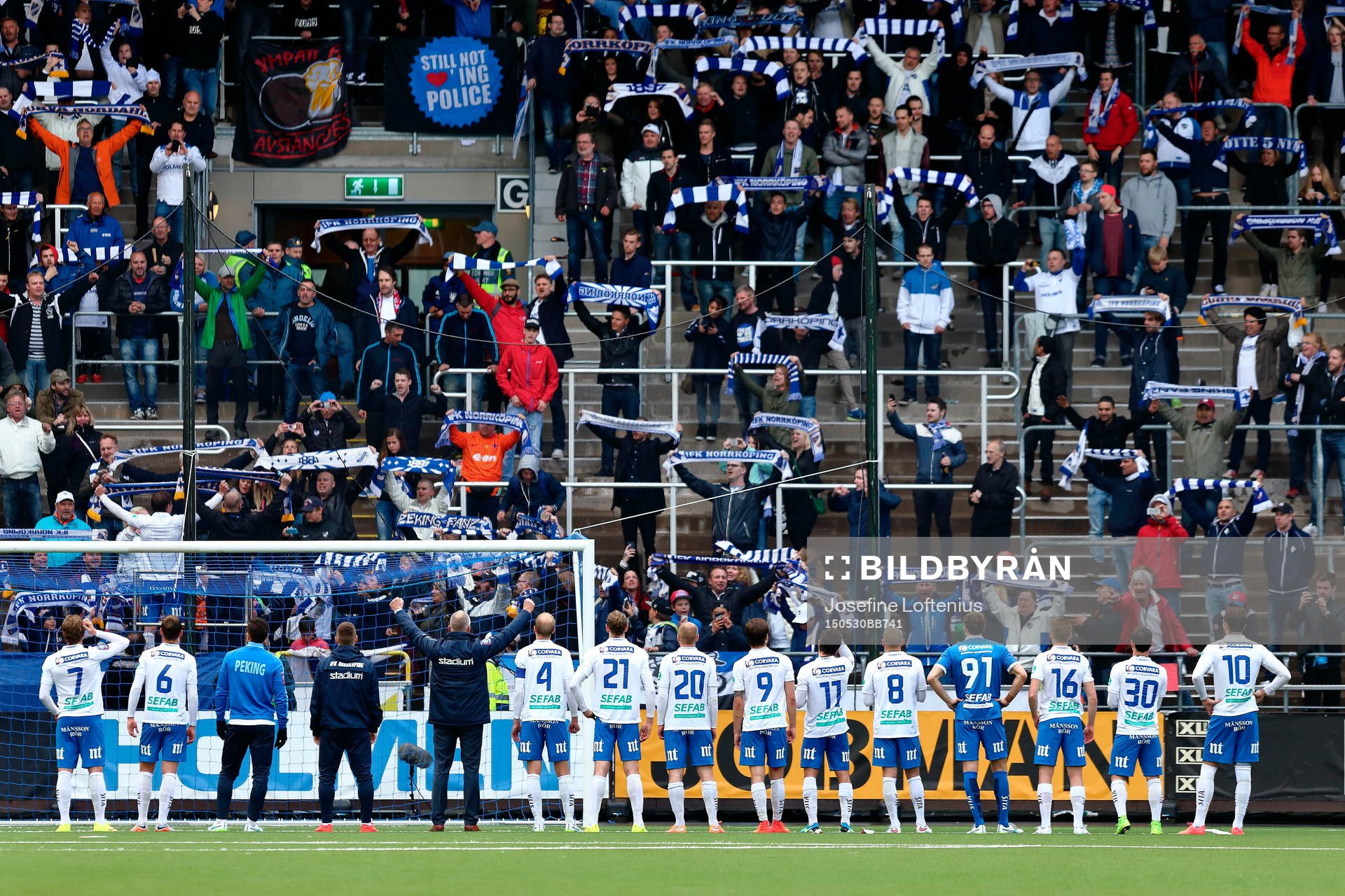 Norrköping blir tackade av publiken som håller upp sina