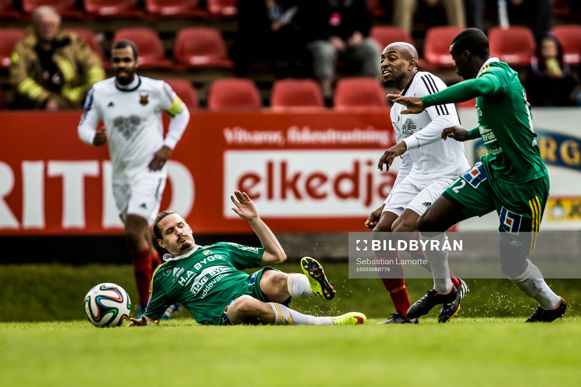 Östersunds Fouad Bachirou tar sig förbi Ljungskiles Jonas