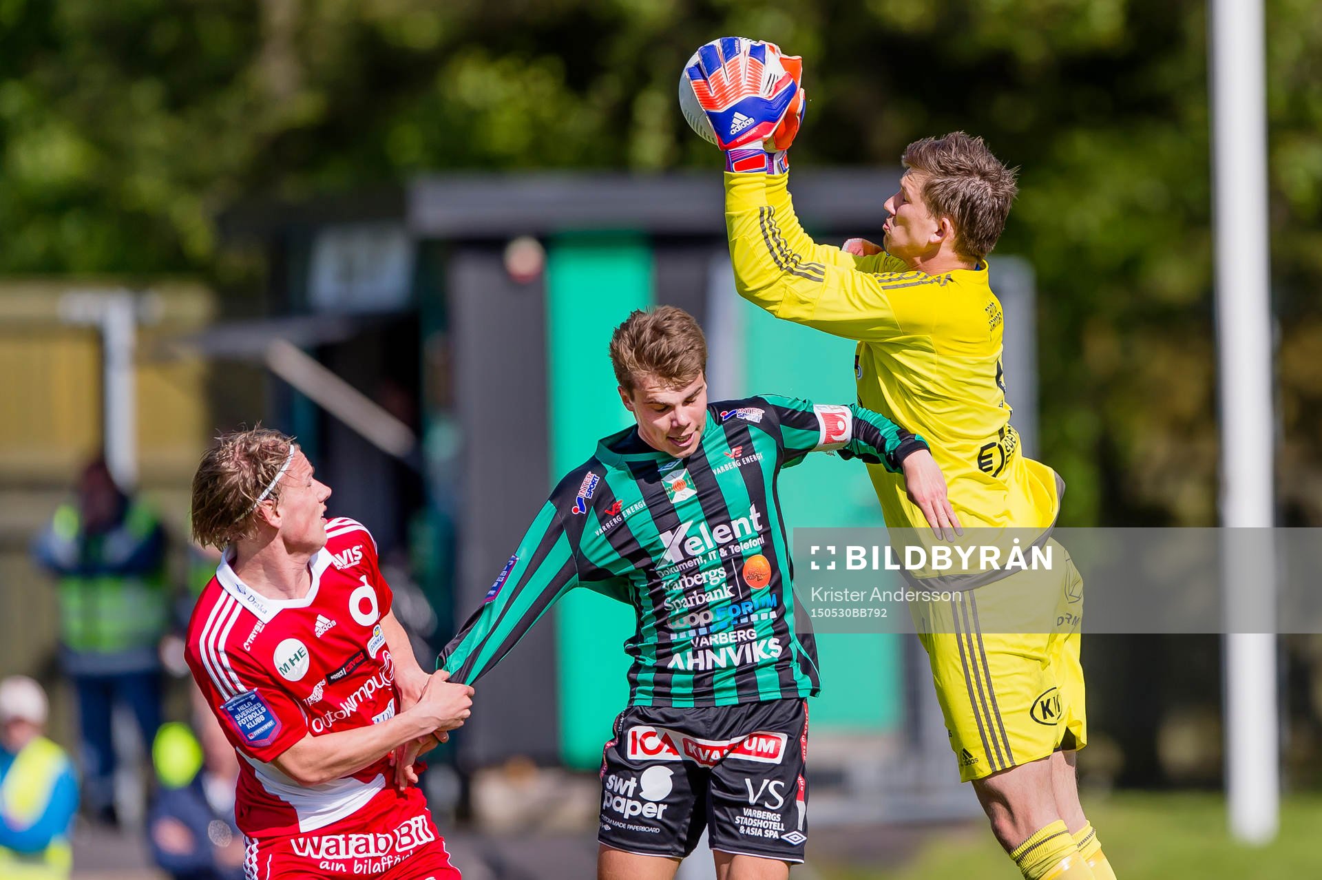 Degerfors målvakt August Strömberg plockar ner bollen