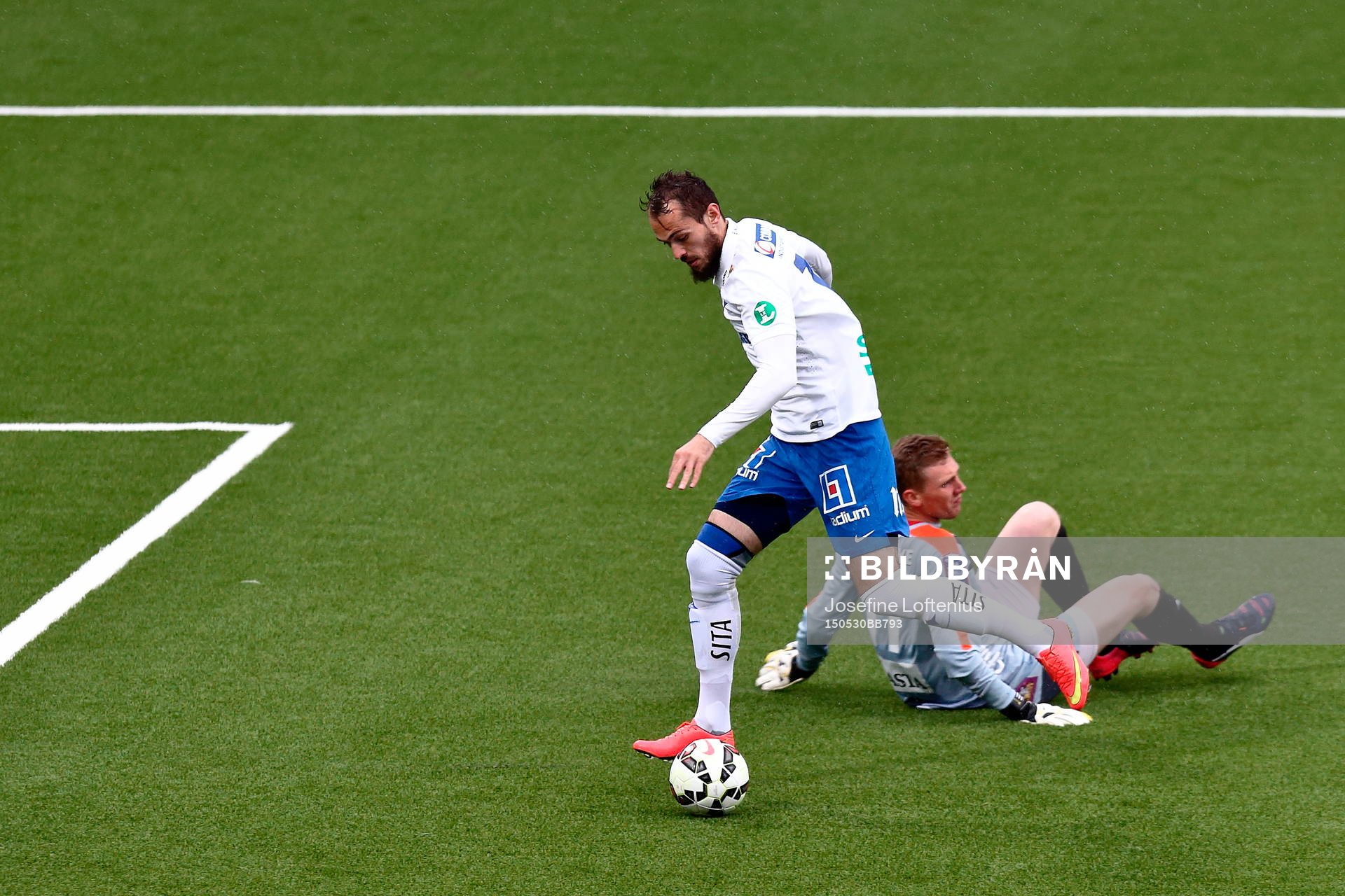 Norrköpings Emir Kujovic har precis dribblat förbi