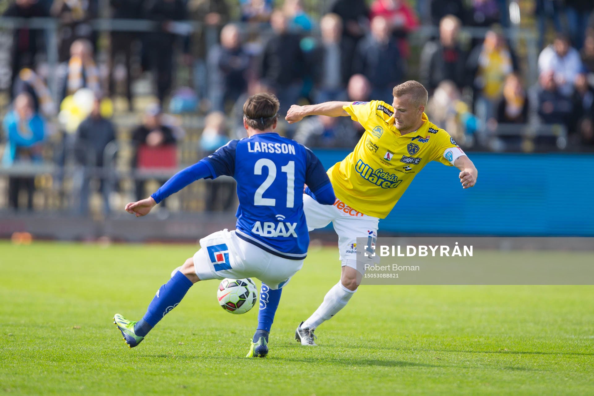 Sundsvalls Eric Larsson (med ryggen i bild) och Falkenbergs