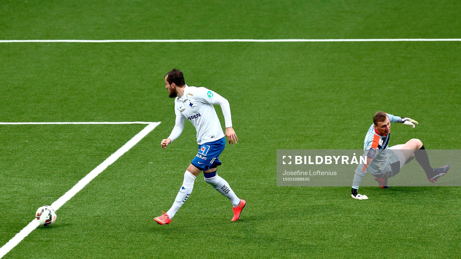 Norrköpings Emir Kujovic gör 1-0 bakom Kalmars målvakt