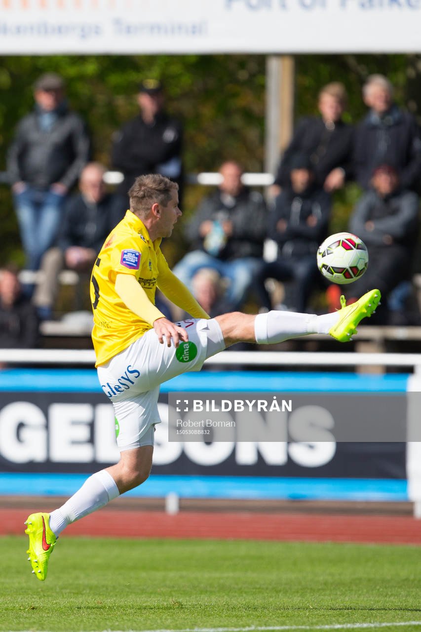 Falkenbergs Stefan Rodevåg ter ned bollen