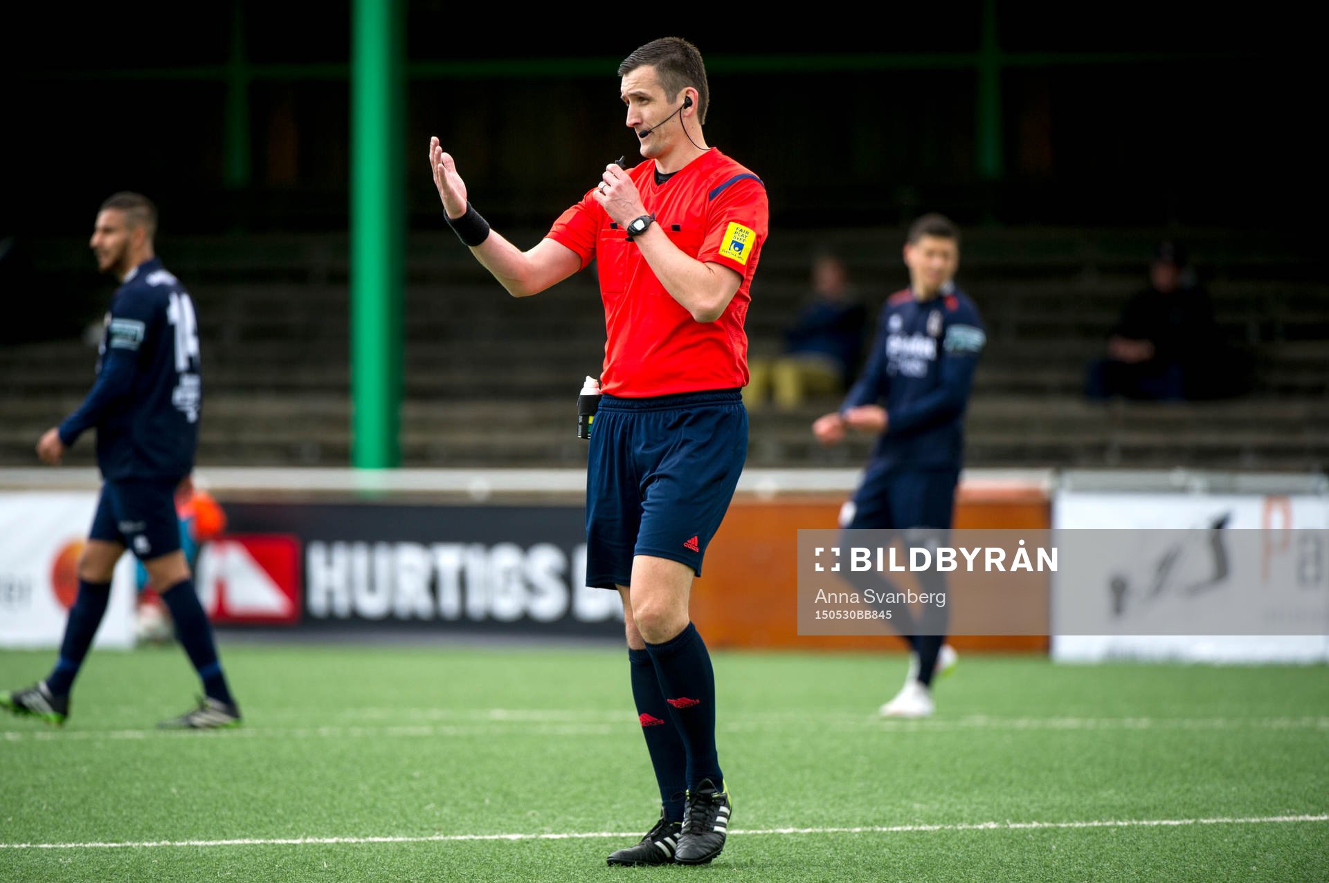 Domare under fotbollsmatchen i Superettan mellan Utsiktens BK och Jönköpings södra IF den 30 maj 2015 i Göteborg.