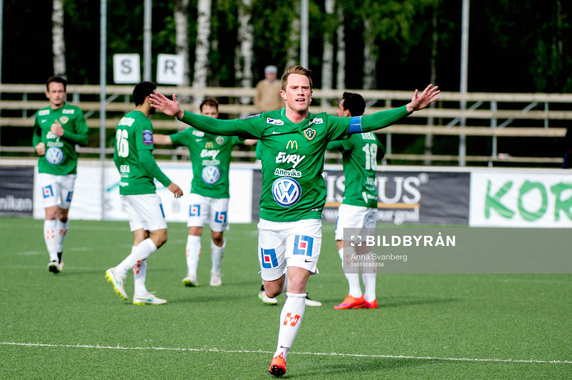 Jönköpings södra kvitterar Tommy Thelin, gör även det andra målet under fotbollsmatchen i Superettan mellan Utsiktens BK och Jönköpings södra IF den 30 maj 2015 i Göteborg.