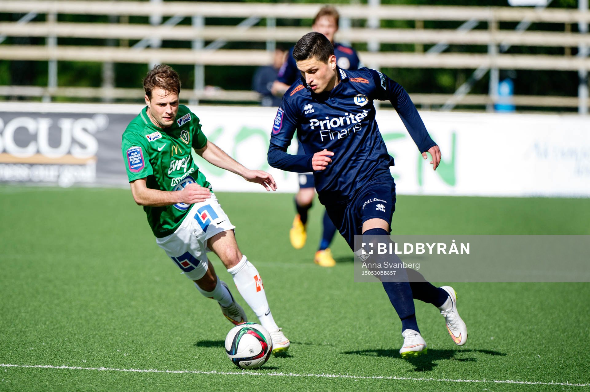 Utsiktens Luka Mijaljevic och jönköpings Tom Siwe under fotbollsmatchen i Superettan mellan Utsiktens BK och Jönköpings södra IF den 30 maj 2015 i Göteborg.