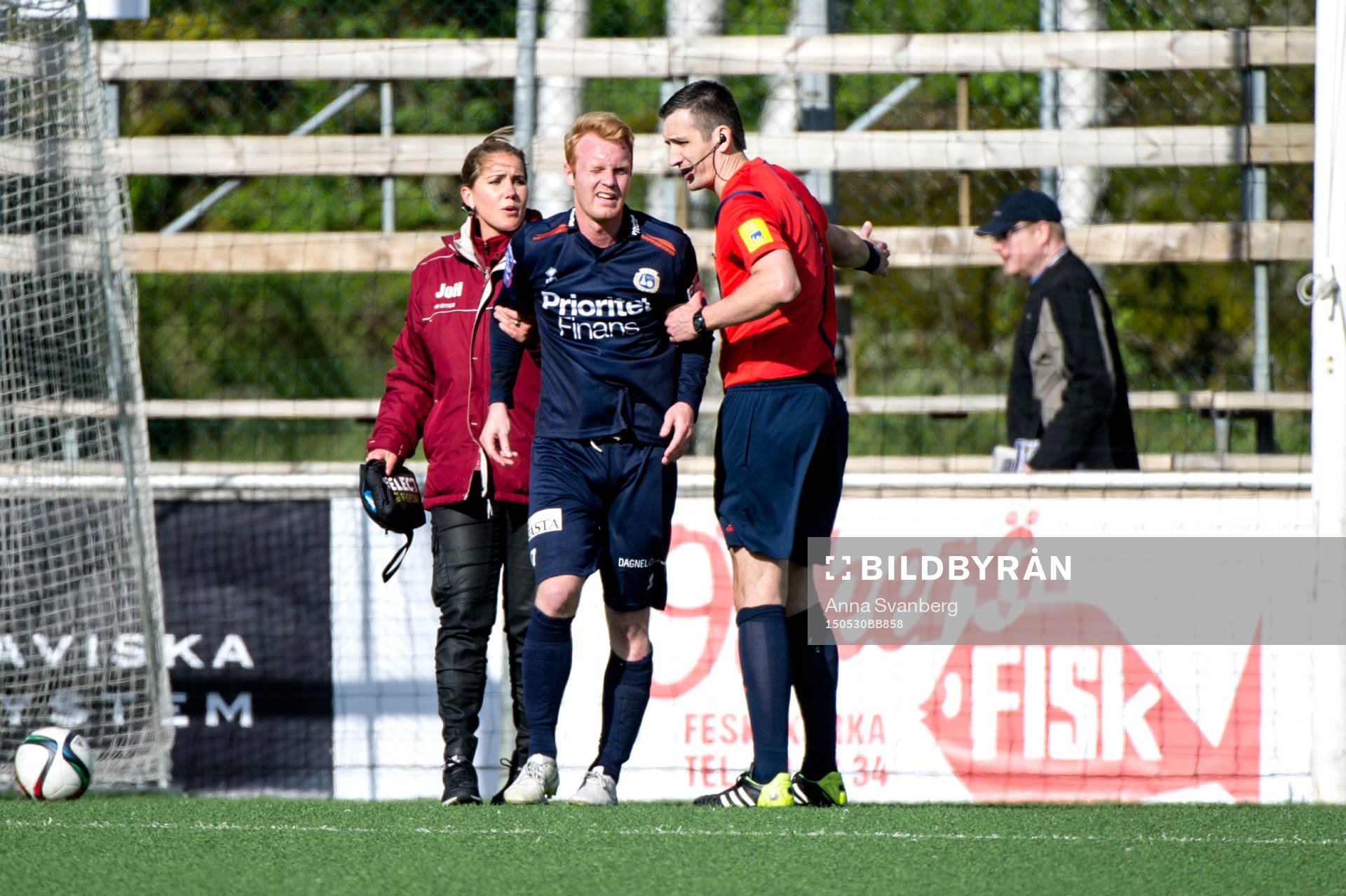 Utsiktens Robin Jonsson skadas under andra halvlek under fotbollsmatchen i Superettan mellan Utsiktens BK och Jönköpings södra IF den 30 maj 2015 i Göteborg.