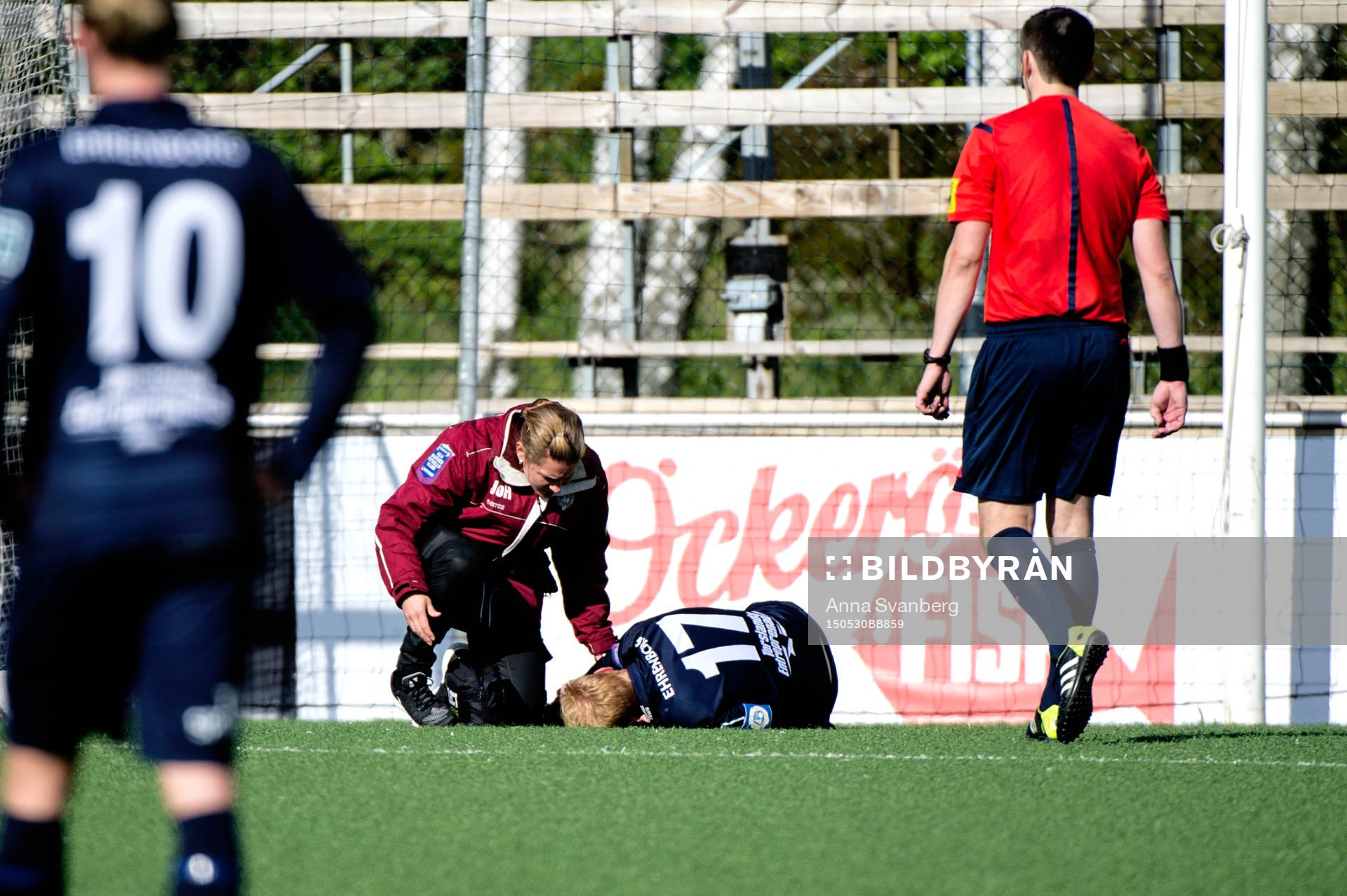 Utsiktens Robin Jonsson skadas under andra halvlek under fotbollsmatchen i Superettan mellan Utsiktens BK och Jönköpings södra IF den 30 maj 2015 i Göteborg.