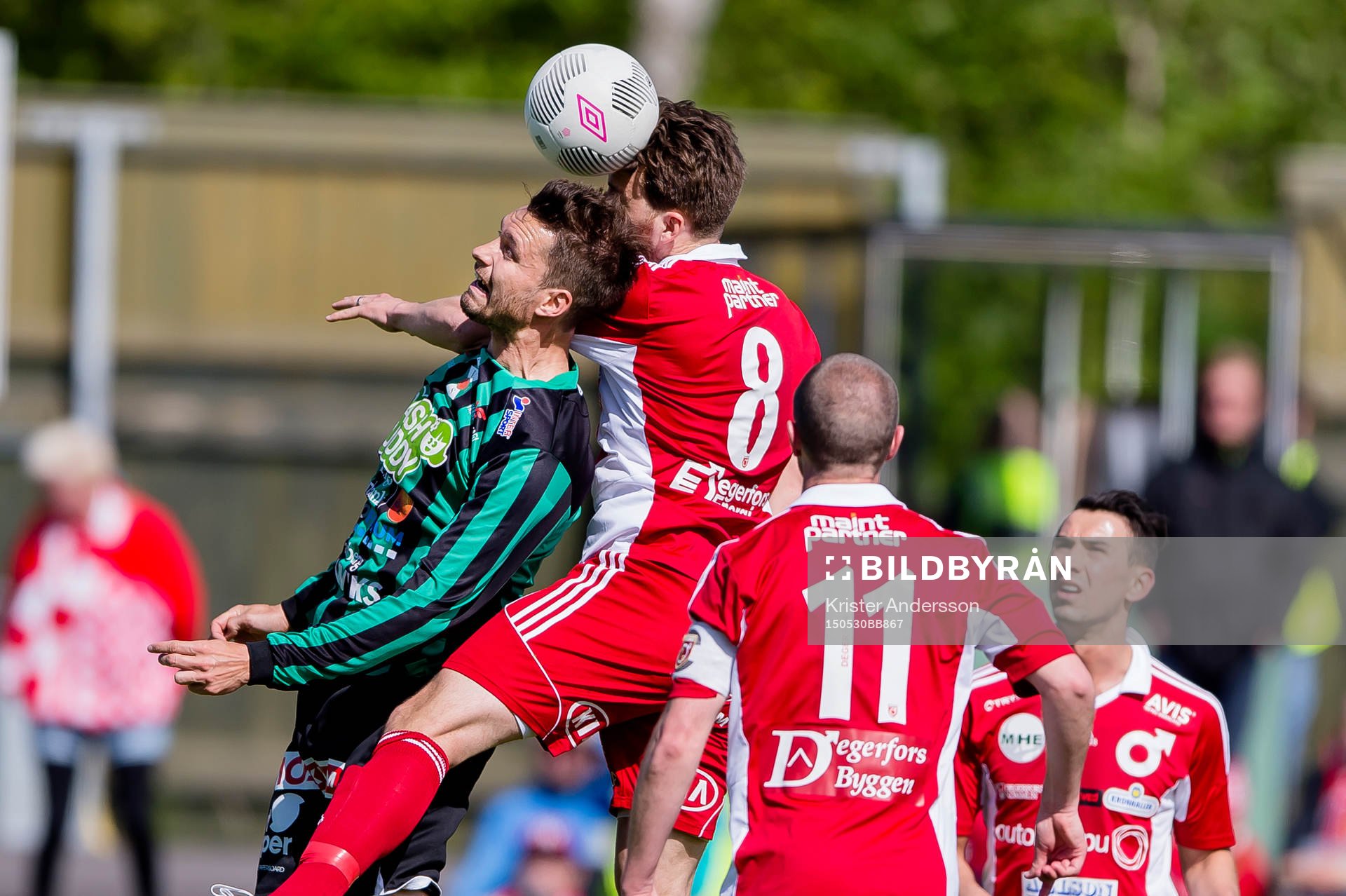 Varbergs Peter Nyström i nickduell med Degerfors Andreas Holmberg under fotbollsmatchen i Superettan mellan Varberg och Degerfors den 30 maj 2015 i Varberg.