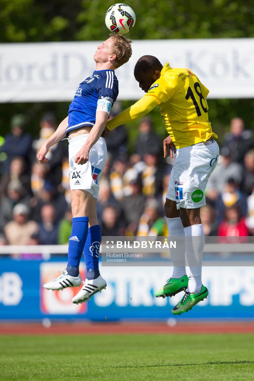 En Sundsvalls spelare i duell med Falkenbergs Hakeem Araba under fotbollsmatchen i Allsvenskan mellan Falkenbergs FF och GIF Sundsvall den 30 maj 2015 i Falkenberg.