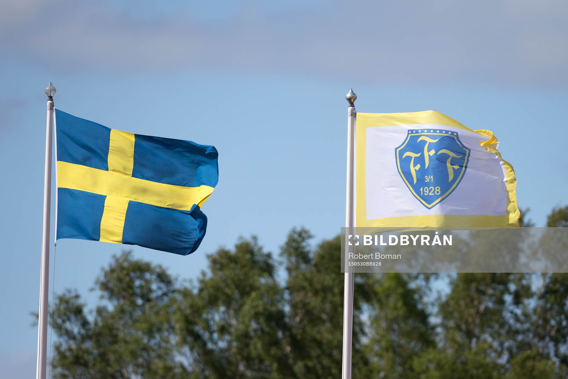 Falkenbergs FFs flagga och Sveriges flagga