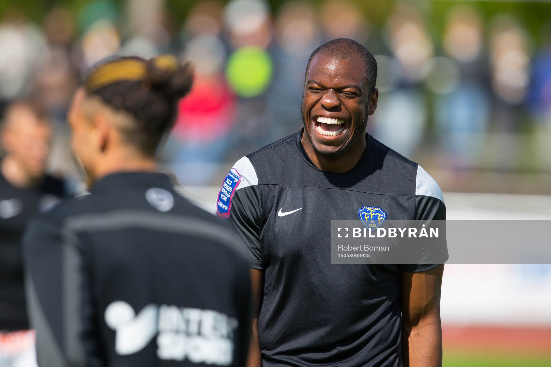 Falkenbergs Hakeem Araba skrattar före fotbollsmatchen i Allsvenskan mellan Falkenbergs FF och GIF Sundsvall den 30 maj 2015 i Falkenberg.