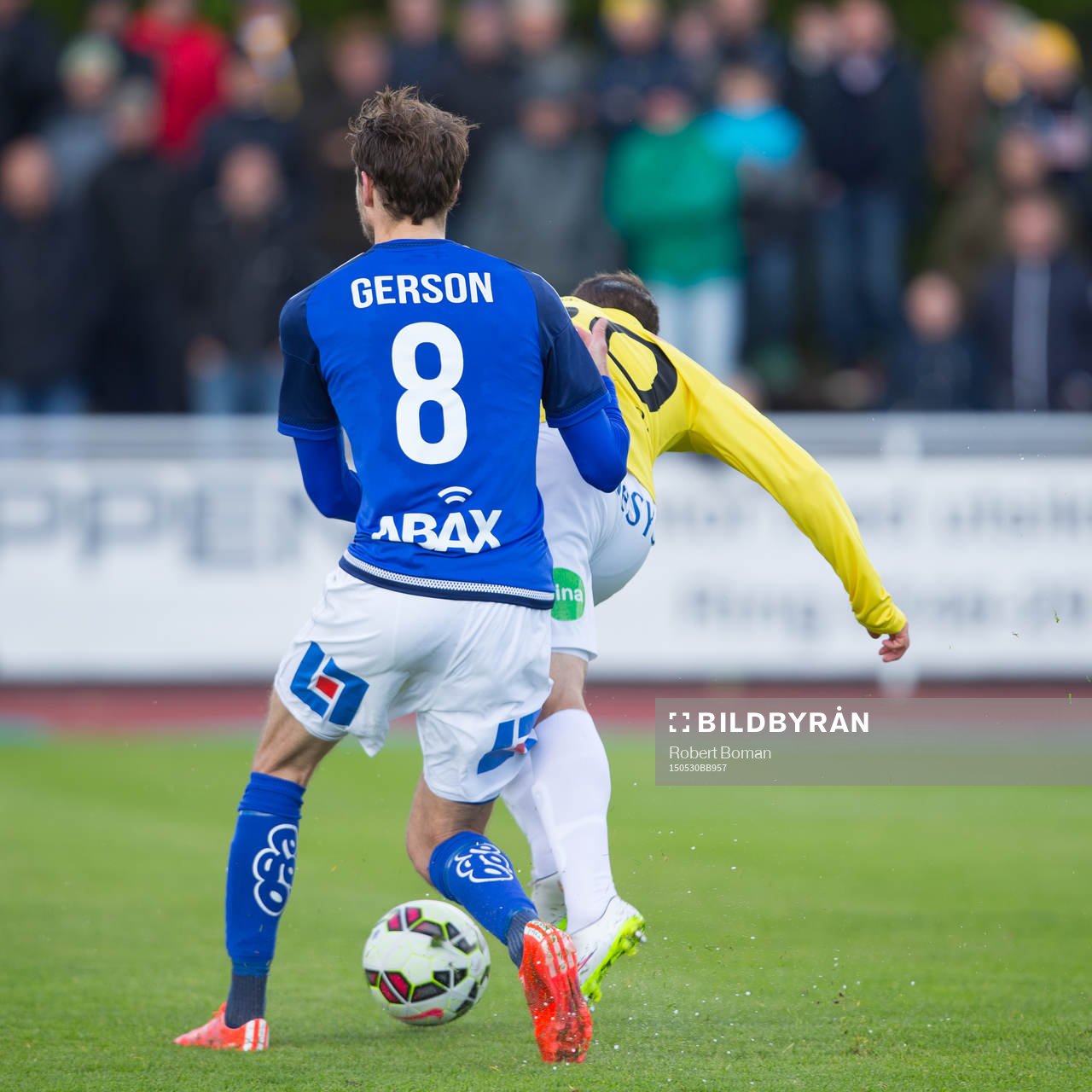 Misstänkt straffsituation mellan Sundsvalls Lrars Krogh Gerson och Falkenbergs Calle Wede under fotbollsmatchen i Allsvenskan mellan Falkenbergs FF och GIF Sundsvall den 30 maj 2015 i Falkenberg.