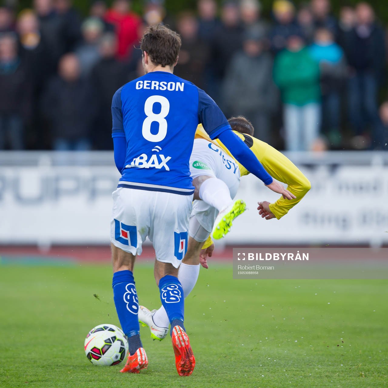 Misstänkt straffsituation mellan Sundsvalls Lrars Krogh Gerson och Falkenbergs Calle Wede under fotbollsmatchen i Allsvenskan mellan Falkenbergs FF och GIF Sundsvall den 30 maj 2015 i Falkenberg.