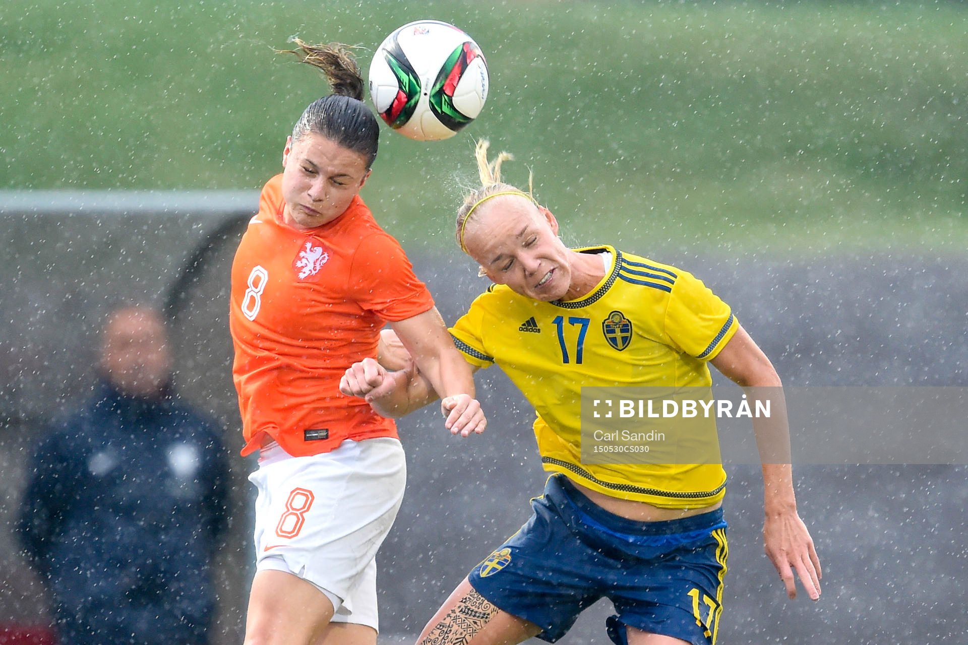 Nederländernas Sherida Spitse och Sveriges Caroline Seger under en träningslandskamp i fotboll mellan Sverige och Nederländerna den 30 maj 2015 i Toronto.