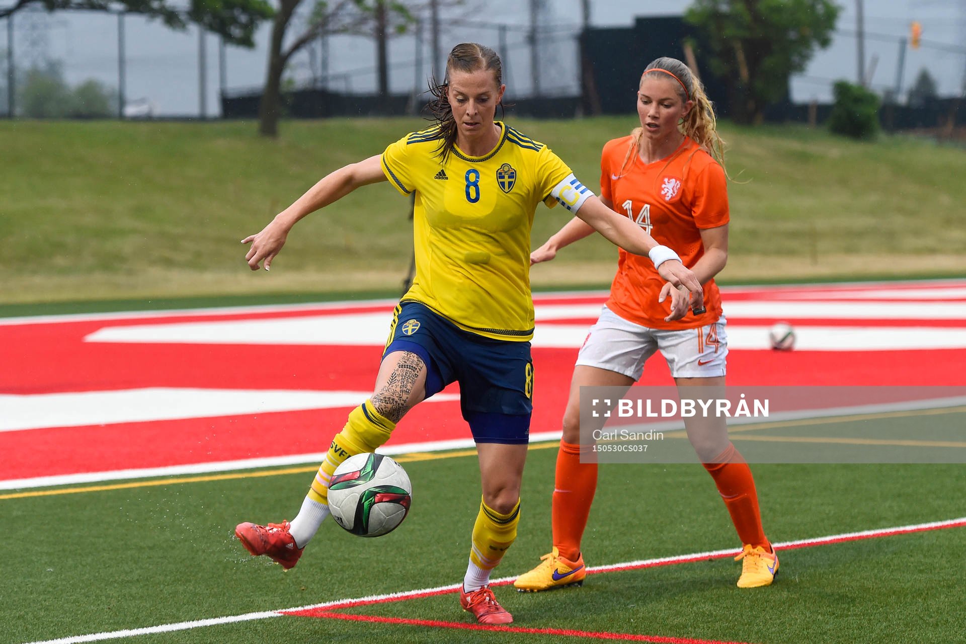 Sveriges Lotta Schelin och Nederländernas Anouk Hoogendijk under en träningslandskamp i fotboll mellan Sverige och Nederländerna den 30 maj 2015 i Toronto.