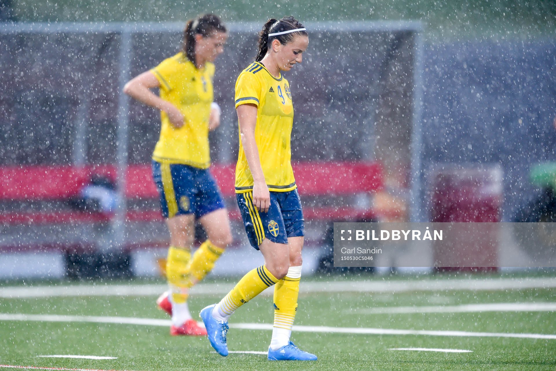 Sveriges Lotta Schelin och Kosovare Asllani deppar