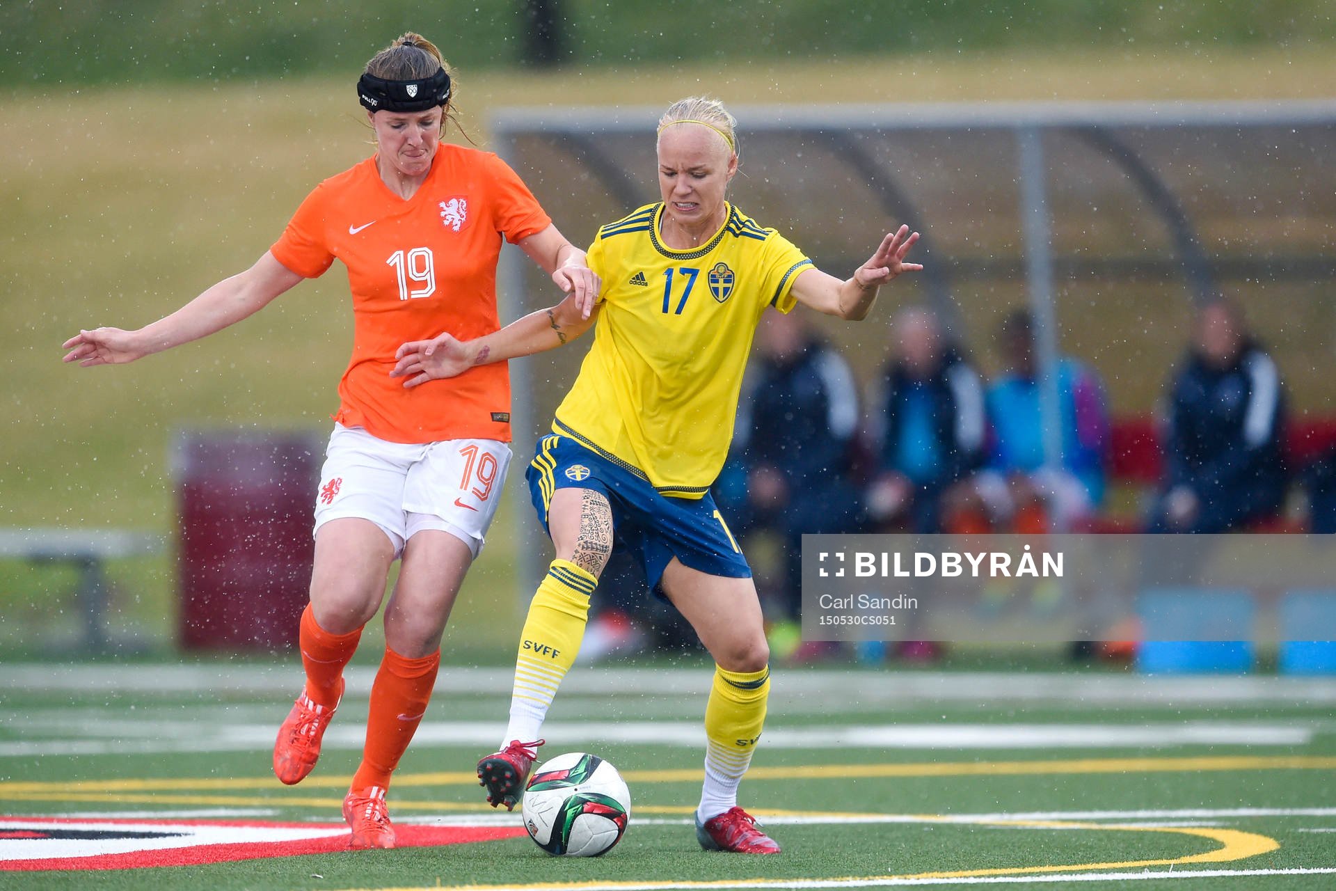 Nederländernas Kirsten van de Ven och Sveriges Caroline