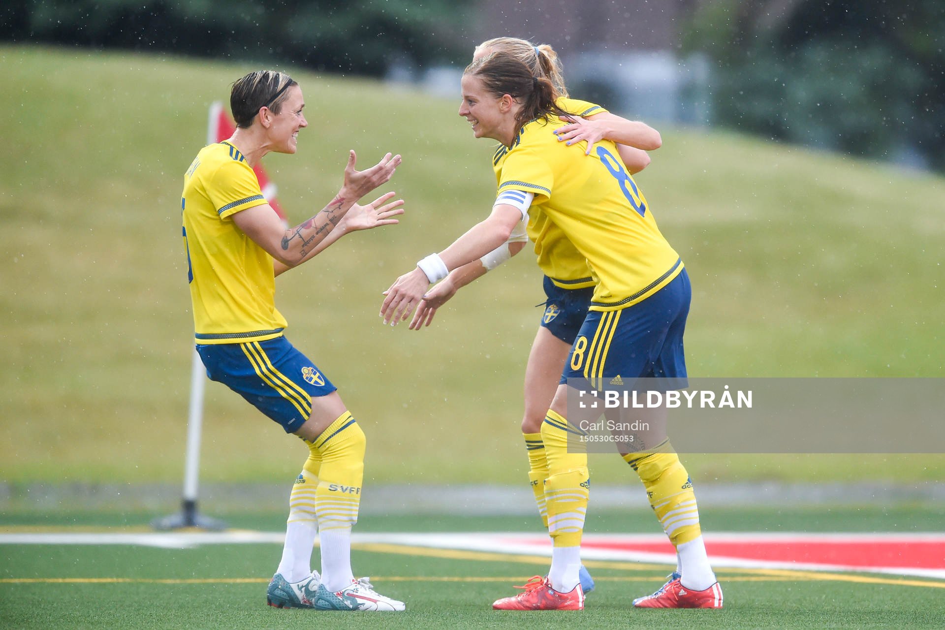 Sveriges Therese Sjögran och Lotta Schelin jublar
