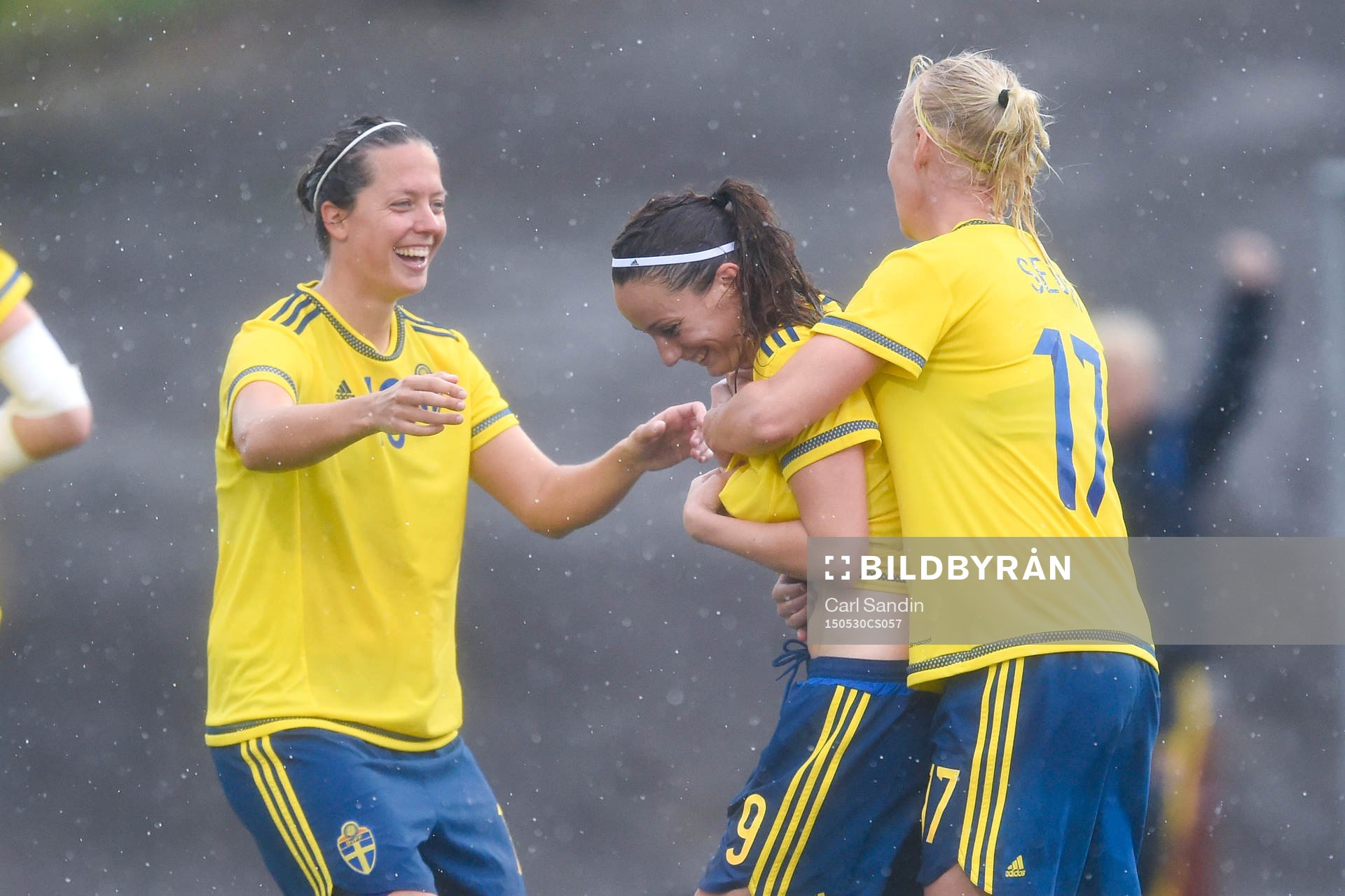 Sveriges Kosovare Asllani jublar