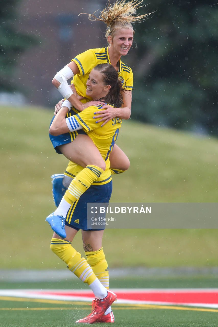 Sveriges Sofia Jakobsson och Lotta Schelin jublar