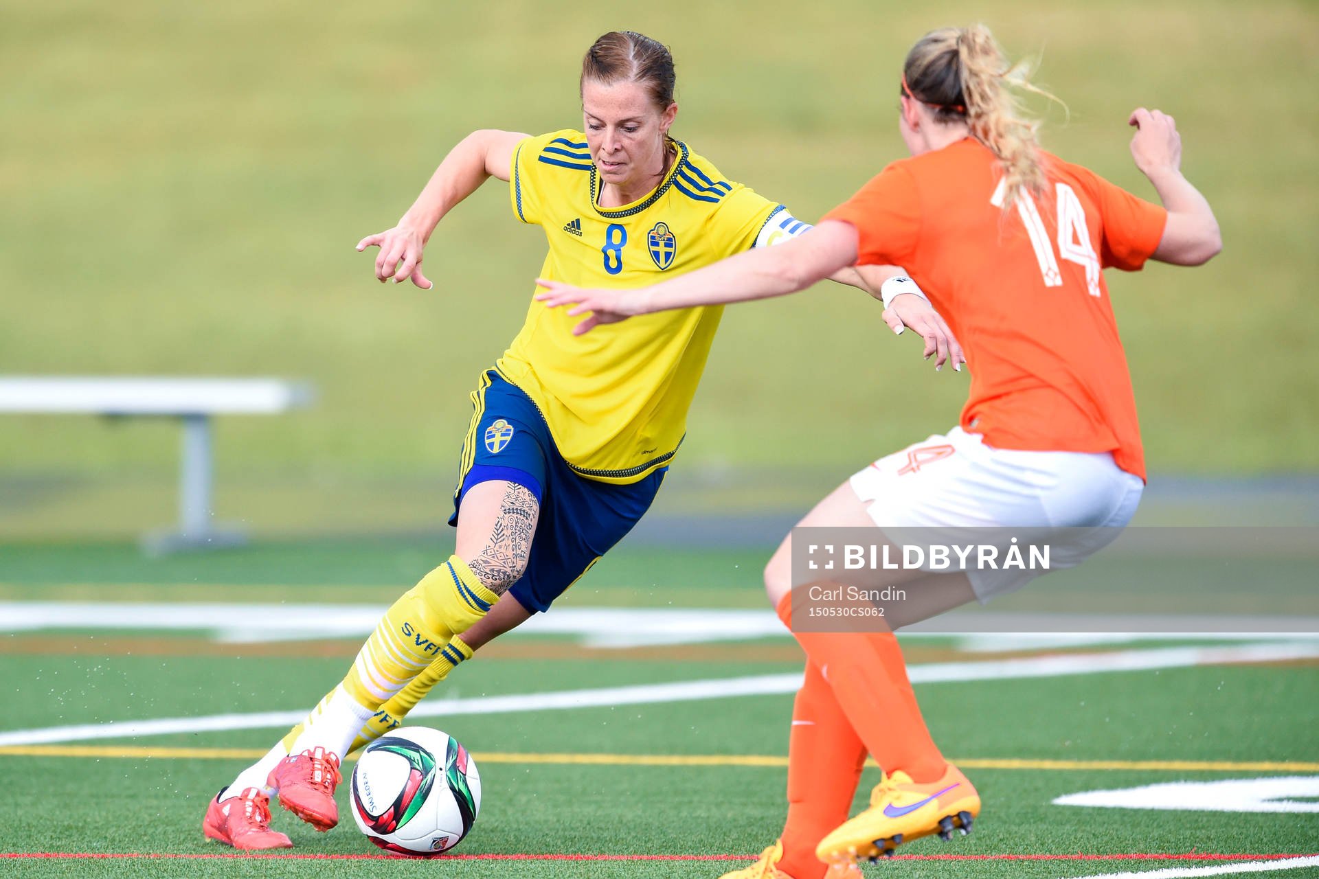 Sveriges Lotta Schelin och Nederländernas Anouk Hoogendijk under en träningslandskamp i fotboll mellan Sverige och Nederländerna den 30 maj 2015 i Toronto.