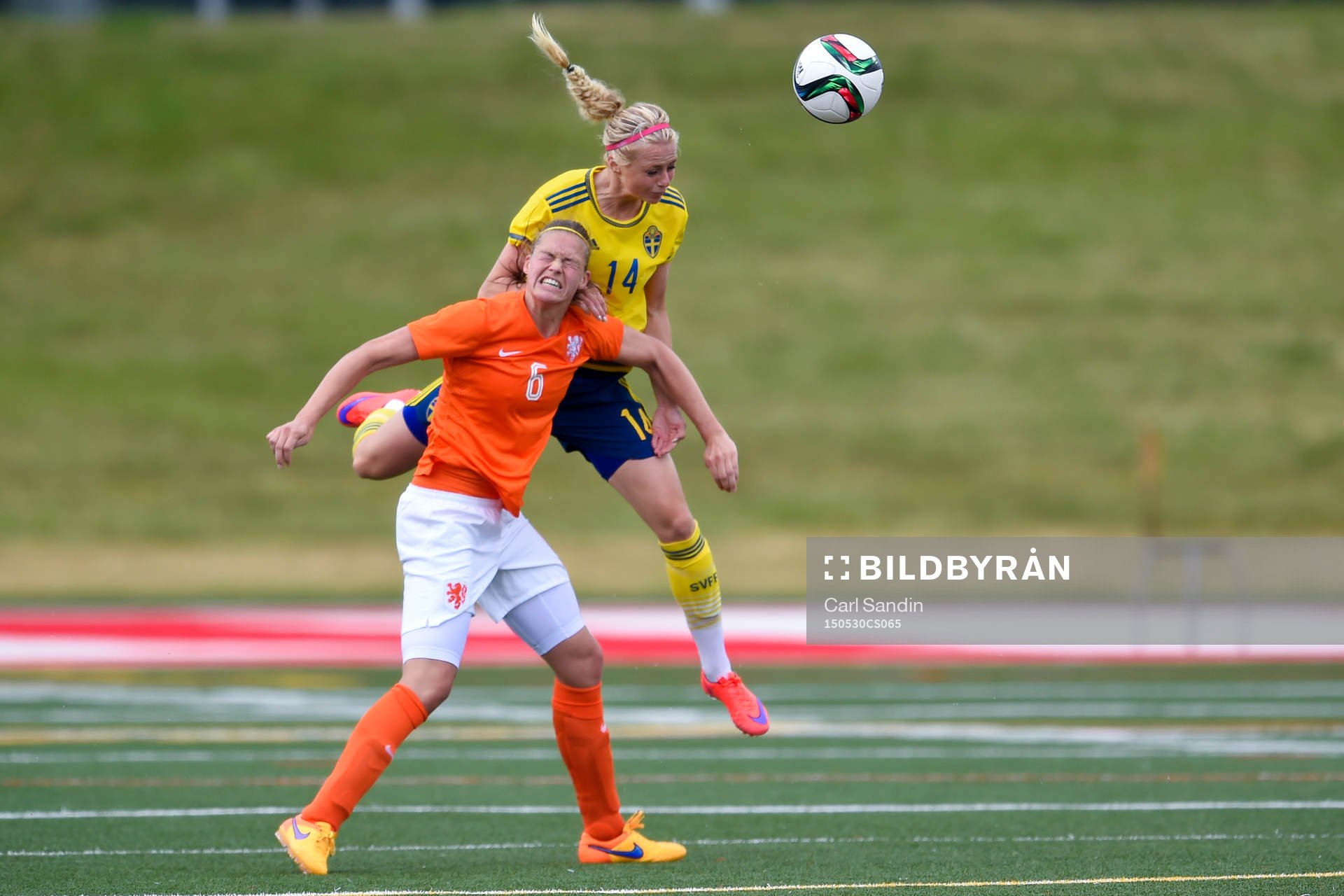 Nederländernas Anouk Dekker och Sveriges Amanda Ilestedt under en träningslandskamp i fotboll mellan Sverige och Nederländerna den 30 maj 2015 i Toronto.