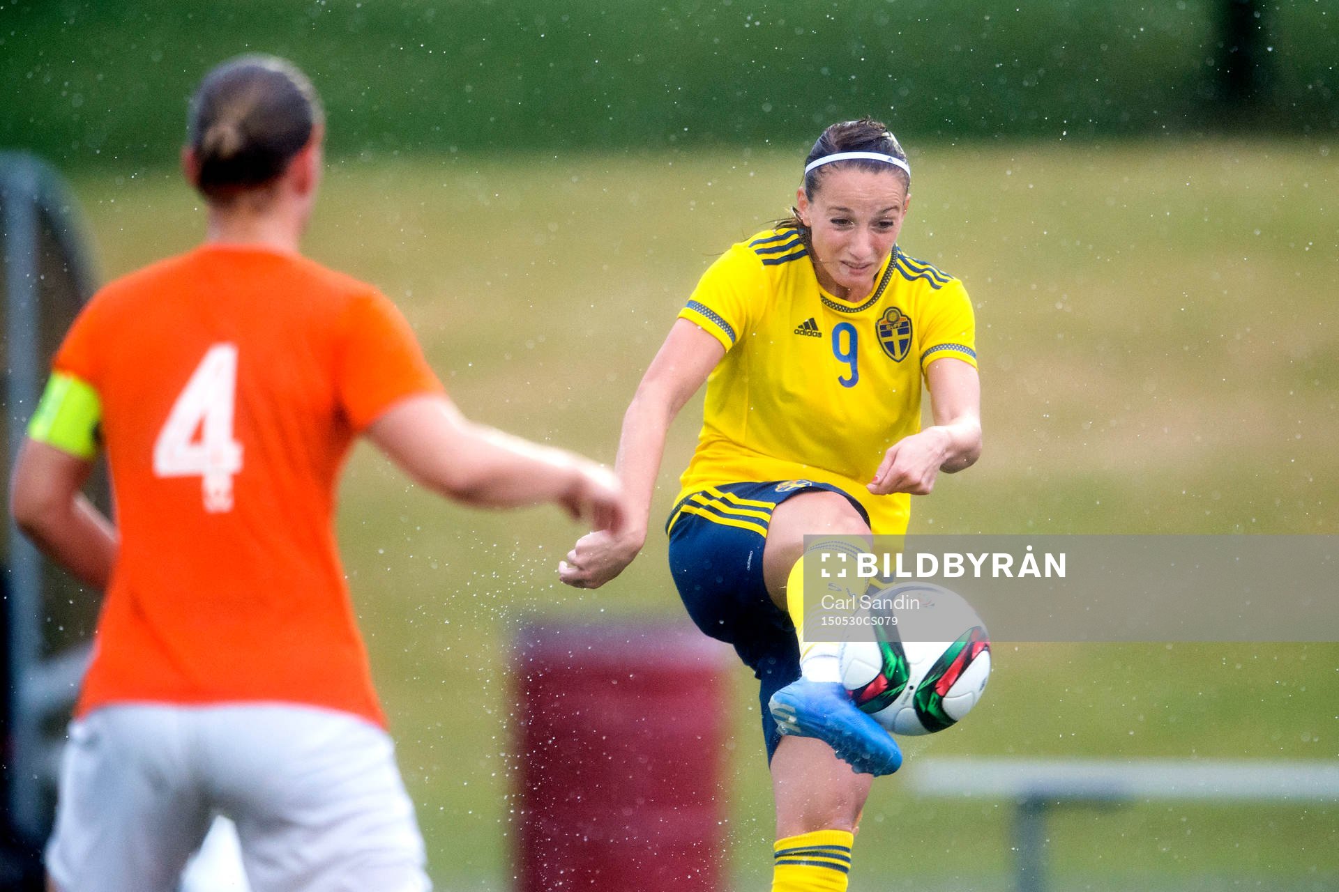 Sveriges Kosovare Asllani skjuter bollen till 2-1