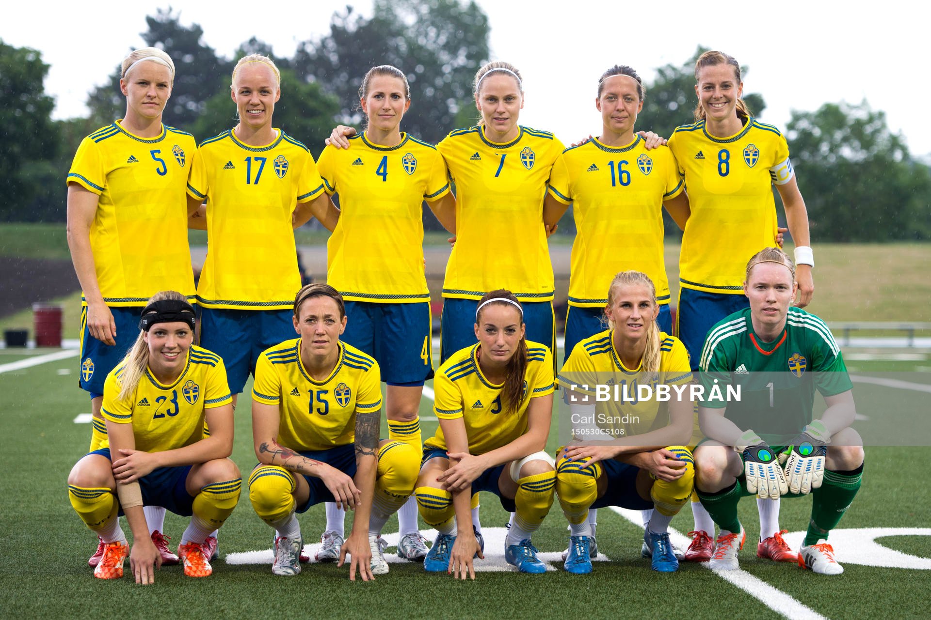 Sveriges startelva inför en träningslandskamp i fotboll mellan Sverige och Nederländerna den 30 maj 2015 i Toronto. Nilla Fischer, Caroline Seger, Emma Berglund, Lisa Dahlkvist, Lina Nilsson, Lotta Schelin. Elin Rubensson, Therese Sjögran, Kosovare Asllani, Sofia Jakobsson och målvakt Hedvig Lindahl.
