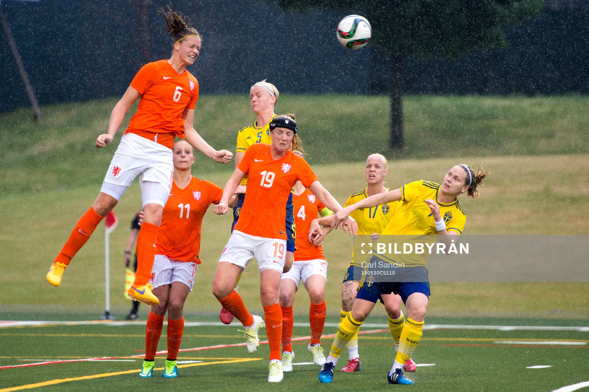 Nederländernas Anouk Dekker nickar bollen framför Sveriges Nilla Fischer, Nederländernas Kirsten van de Ven, Sveriges Caroline Seger och Lisa Dahlkvist under en träningslandskamp i fotboll mellan Sverige och Nederländerna den 30 maj 2015 i Toronto.