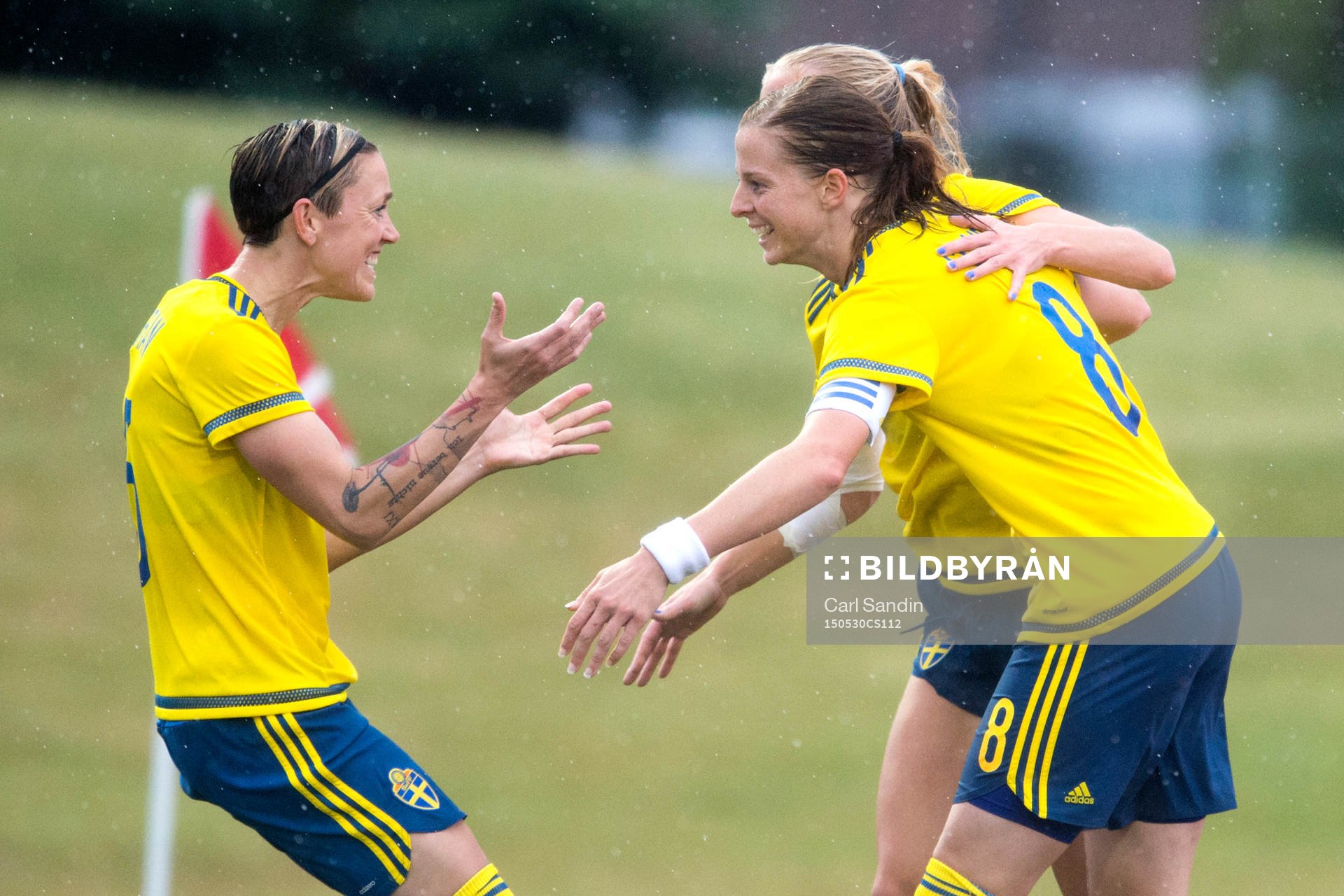 Sveriges Therese Sjögran och Lotta Schelin firar