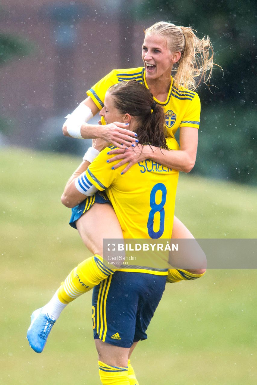 Sveriges Sofia Jakobsson och Lotta Schelin firar