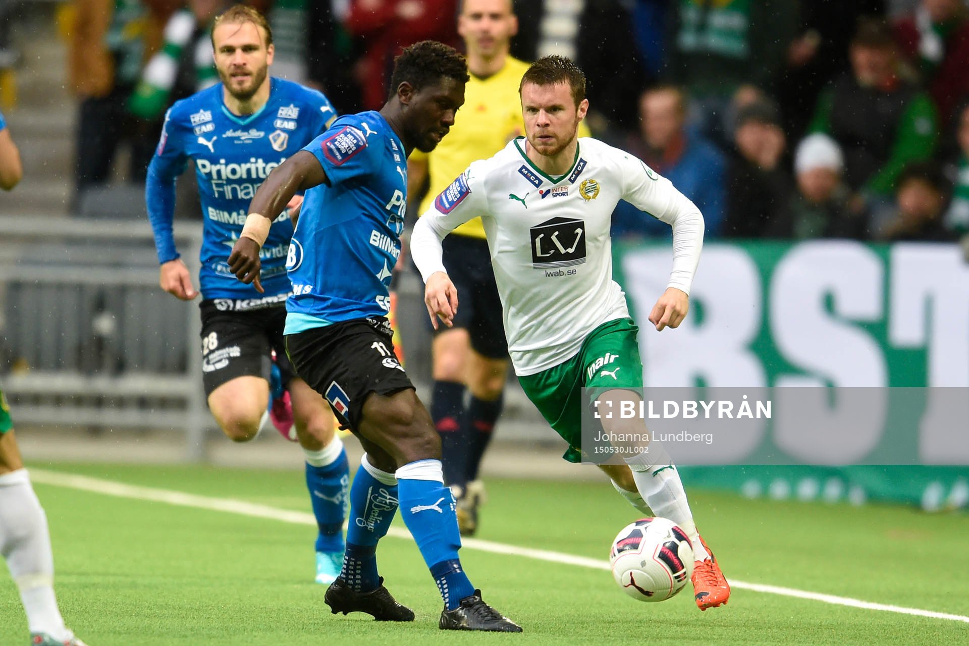 Halmstads King Osei Gyan och Hammarbys Måns Söderqvist under fotbollsmatchen i Allsvenskan mellan Hammarby och Halmstad den 30 maj 2015 i Stockholm.