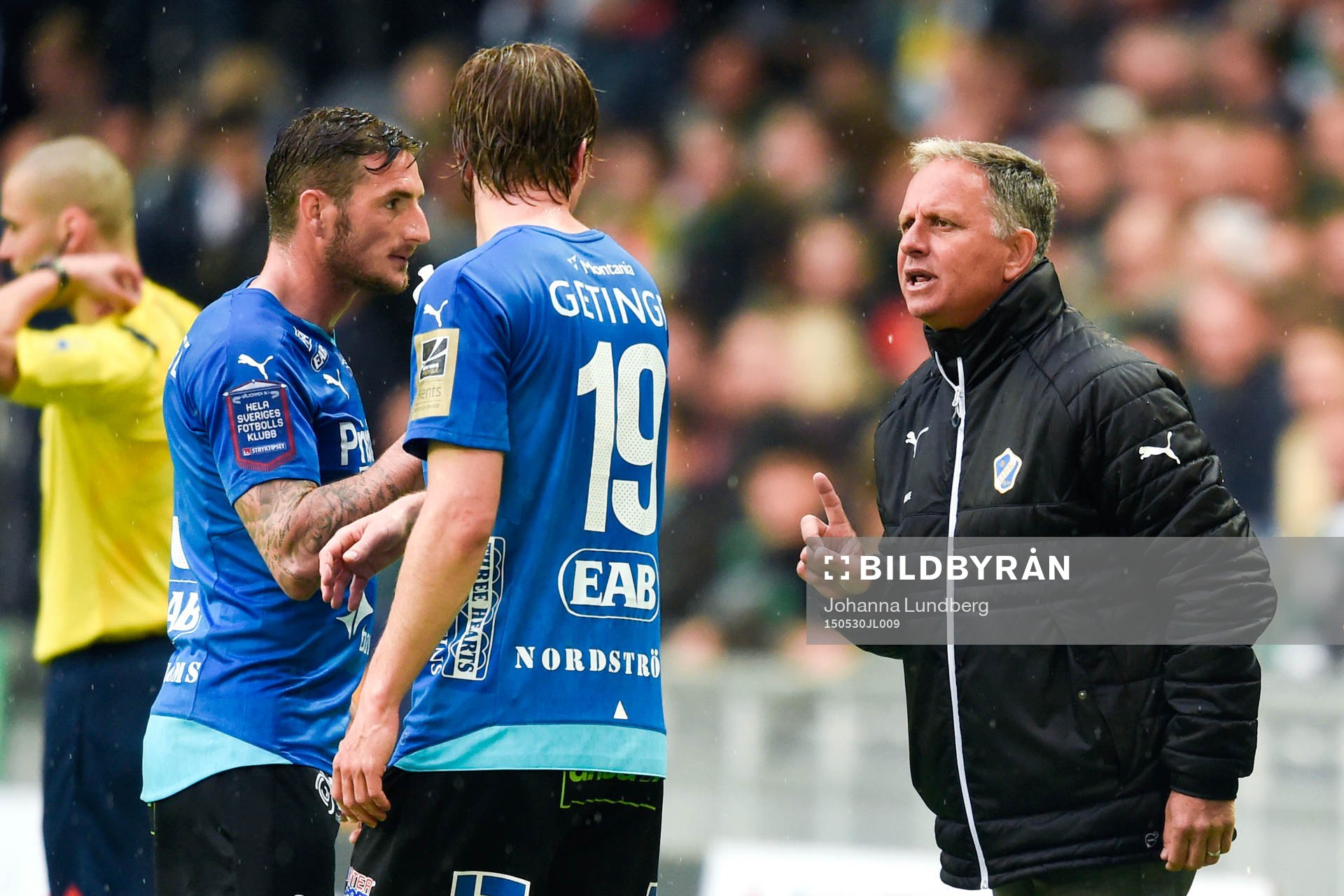 Halmstads tränare Janne Jönsson ger instruktioner till