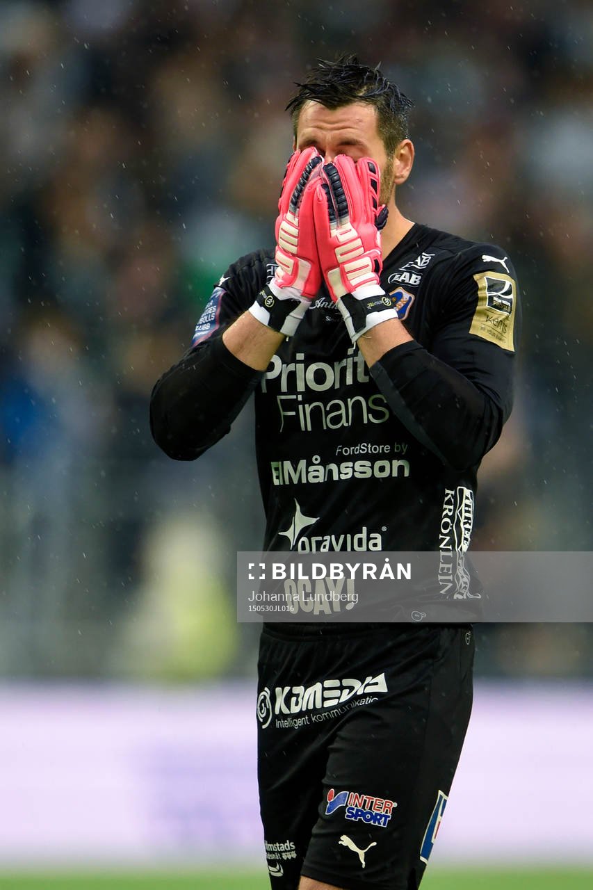 Halmstads målvakt Stojan Lukic under fotbollsmatchen i Allsvenskan mellan Hammarby och Halmstad den 30 maj 2015 i Stockholm. 
