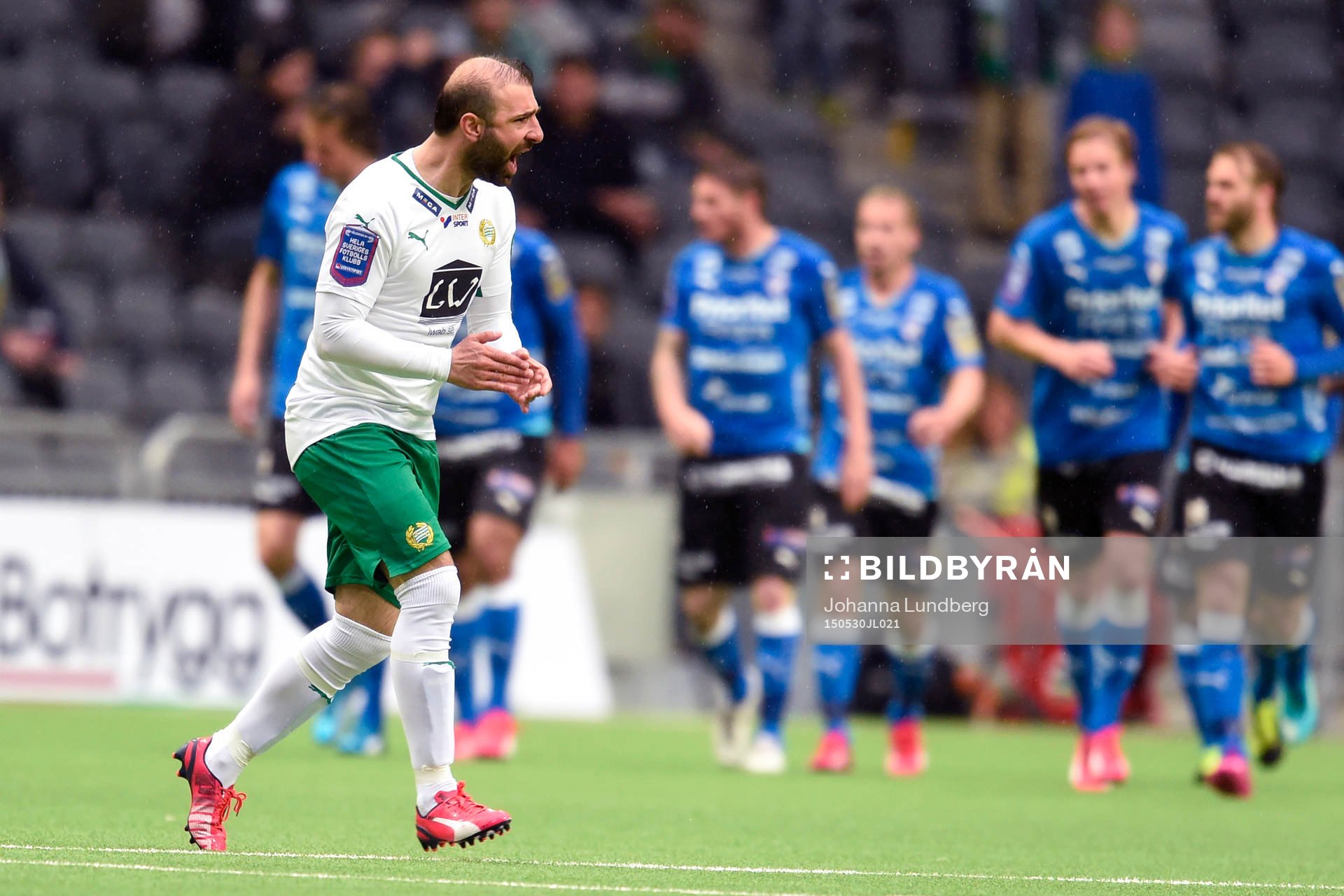 Hammarbys Kennedy Bakircioglu manar på sina lagkamrater under fotbollsmatchen i Allsvenskan mellan Hammarby och Halmstad den 30 maj 2015 i Stockholm.