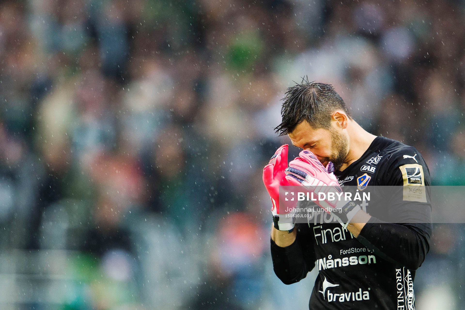 Halmstads målvakt Stojan Lukic deppar