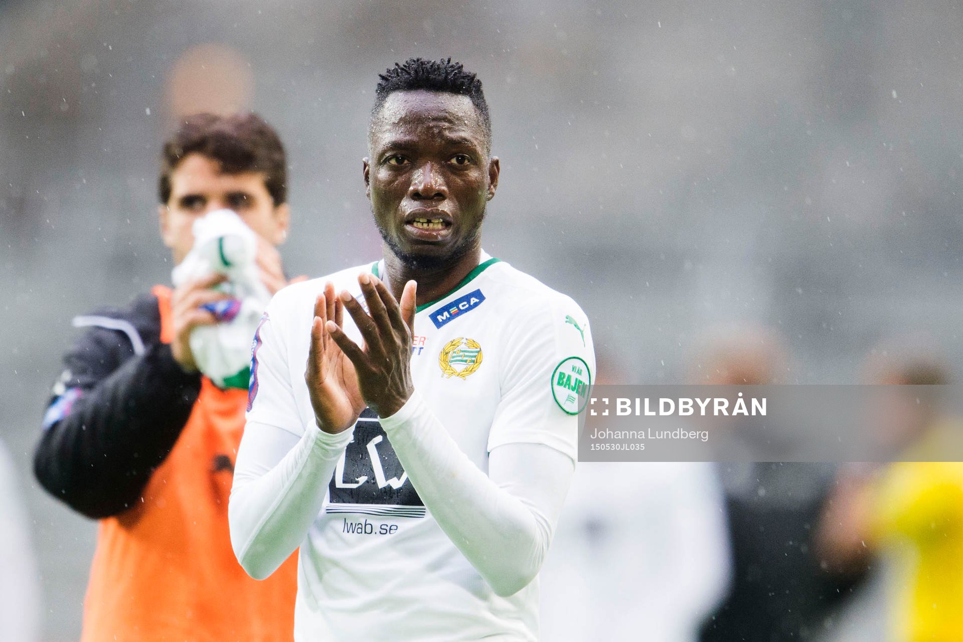 Hammarbys Amadaiya Rennie tackar publiken efter fotbollsmatchen i Allsvenskan mellan Hammarby och Halmstad den 30 maj 2015 i Stockholm.