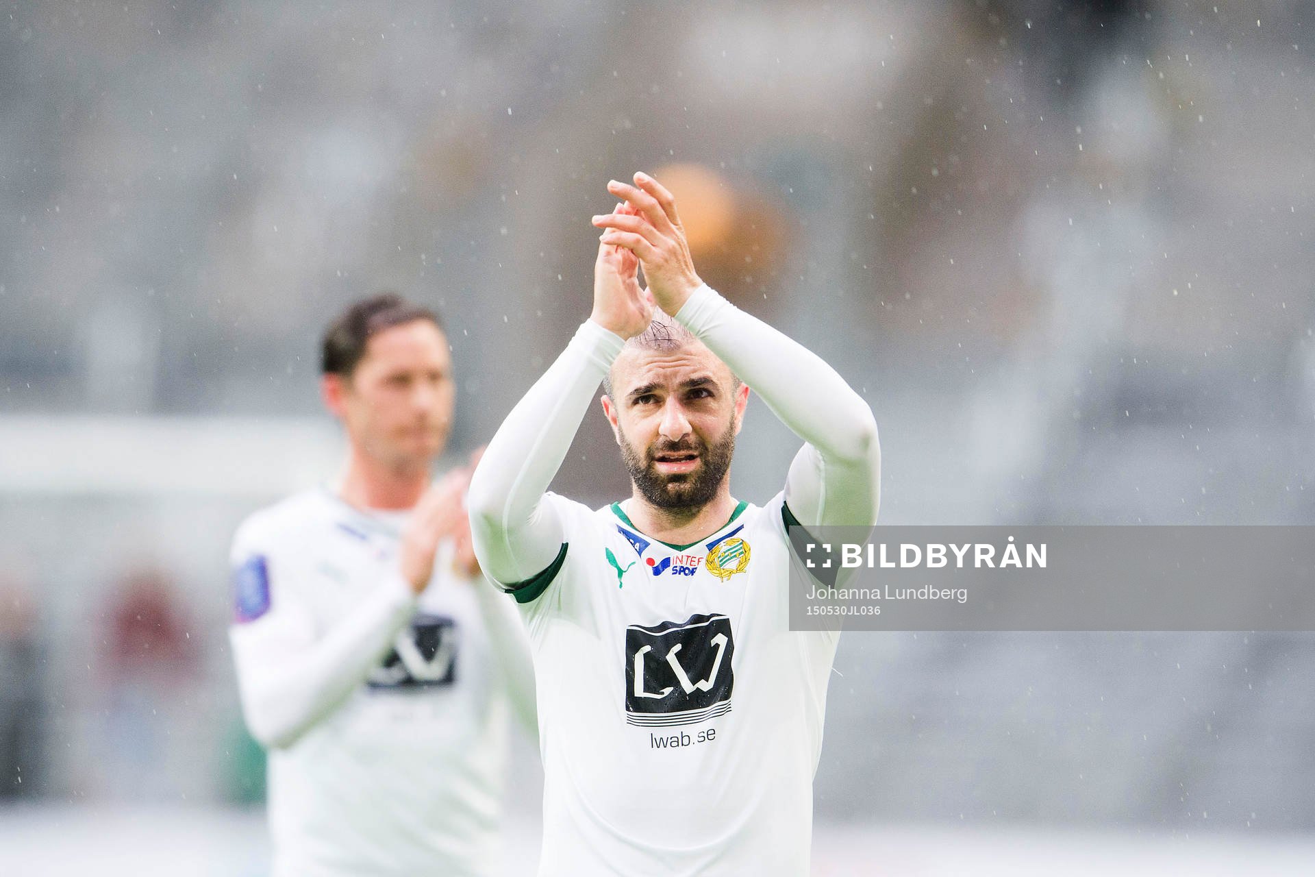 Hammarbys Kennedy Bakircioglu tackar publiken efter fotbollsmatchen i Allsvenskan mellan Hammarby och Halmstad den 30 maj 2015 i Stockholm.