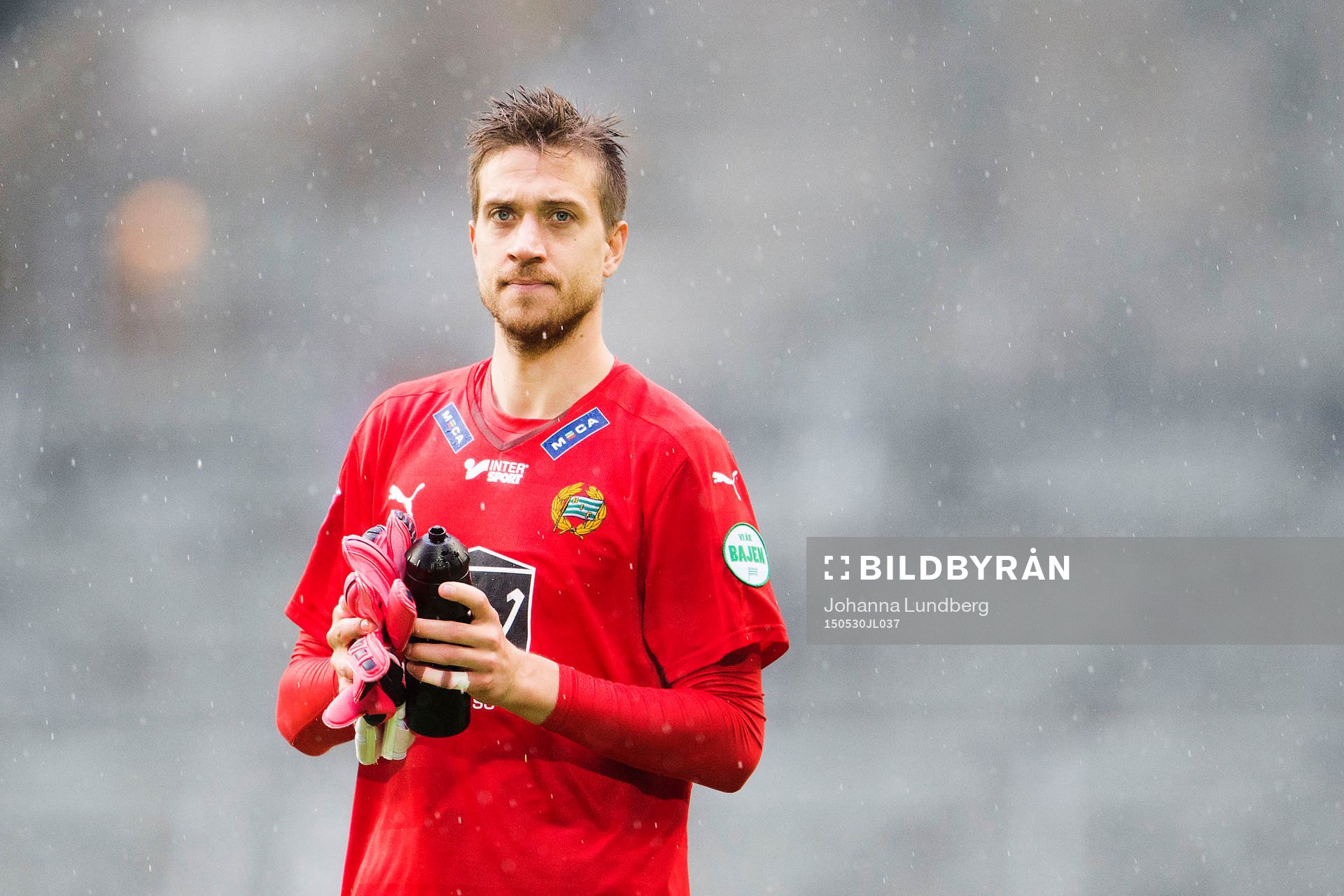 Hammarbys målvakt Tim Markström  tackar publiken