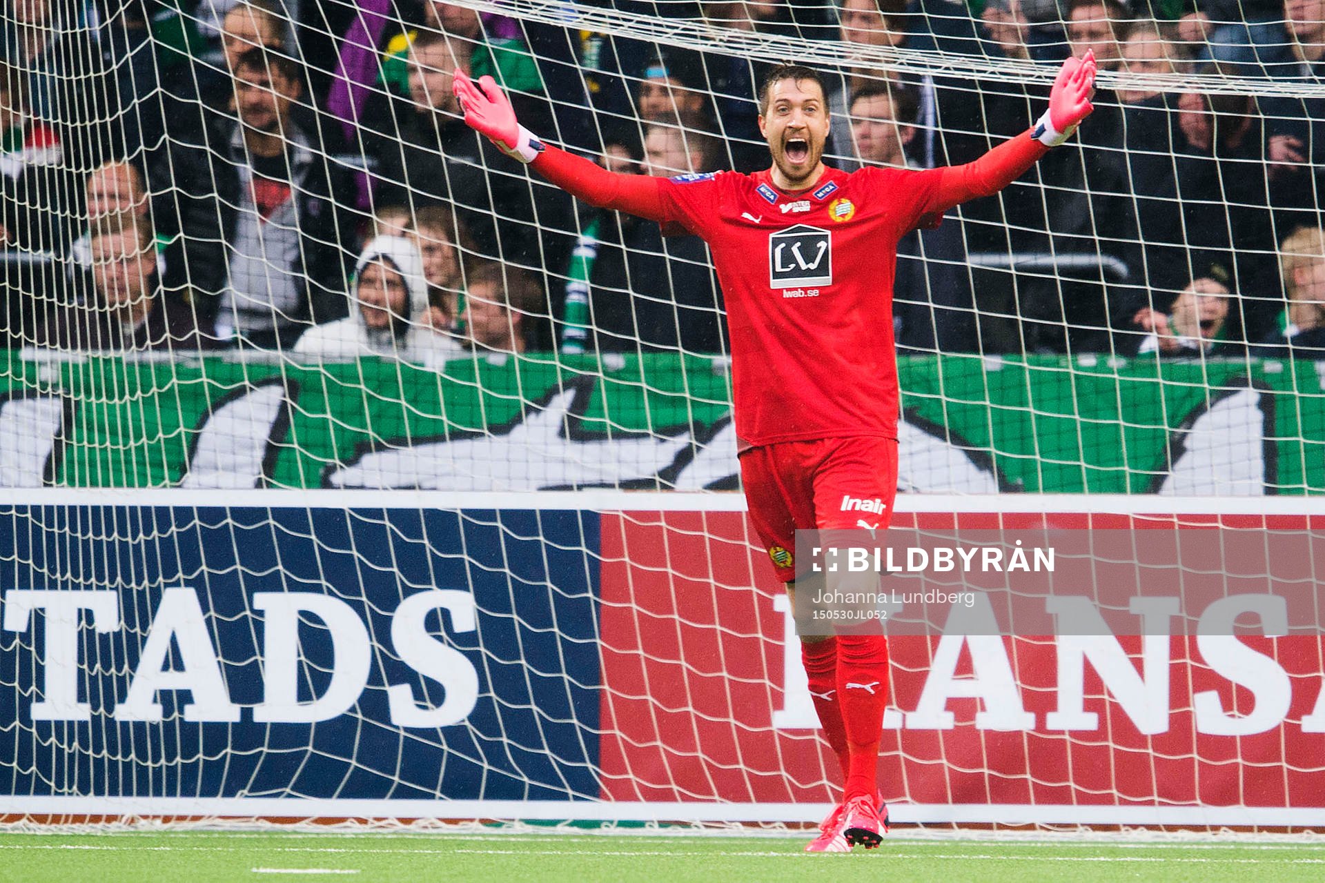 Hammarbys målvakt Tim Markström reagerar