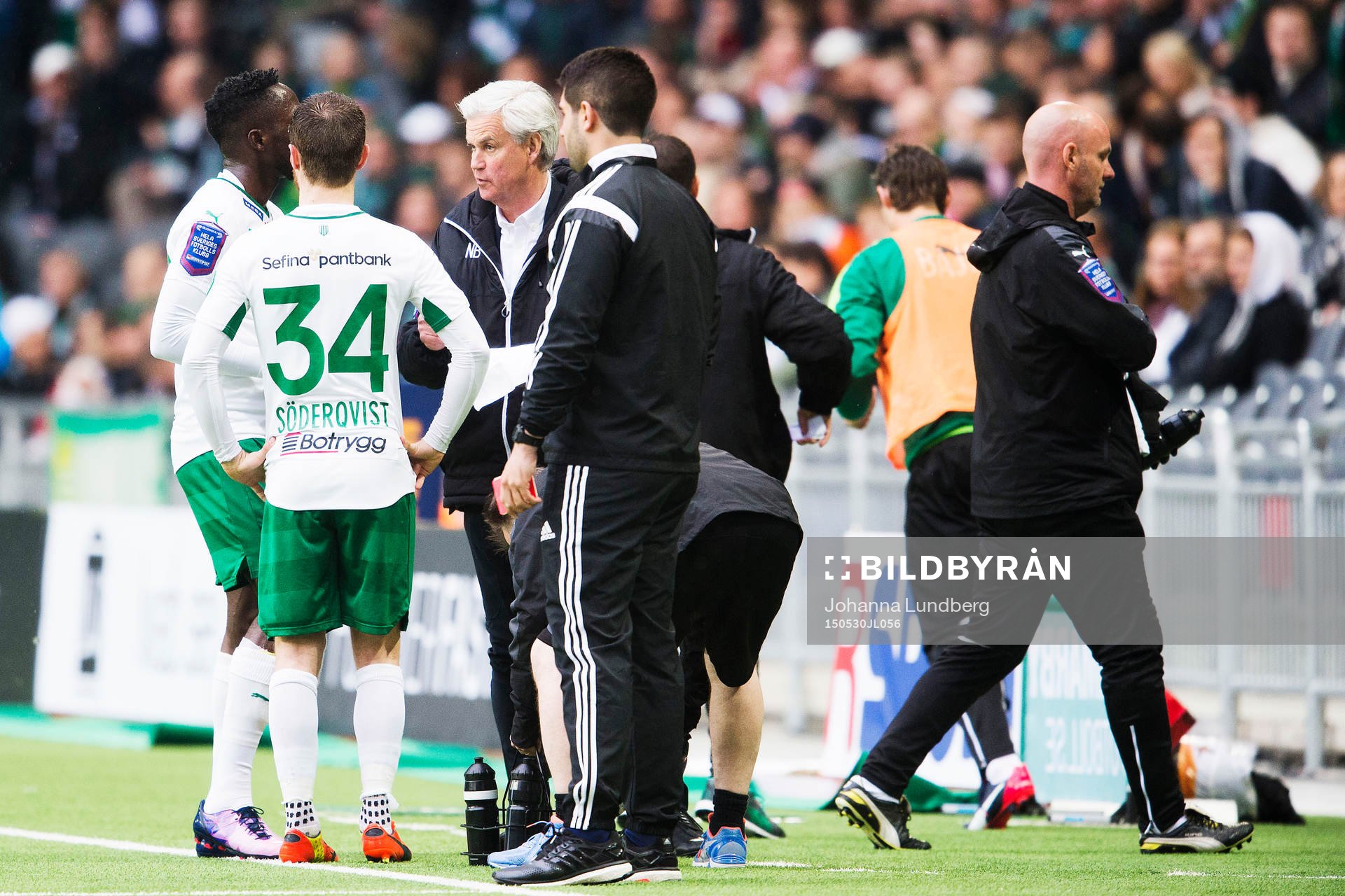 Hammarbys tränare Nanne Bergstrand instruerar Amadaiya
