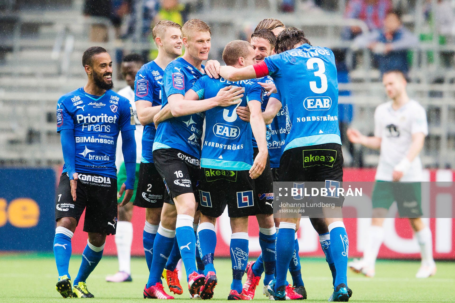 Halmstads spelare jublar med Christoffer Andersson